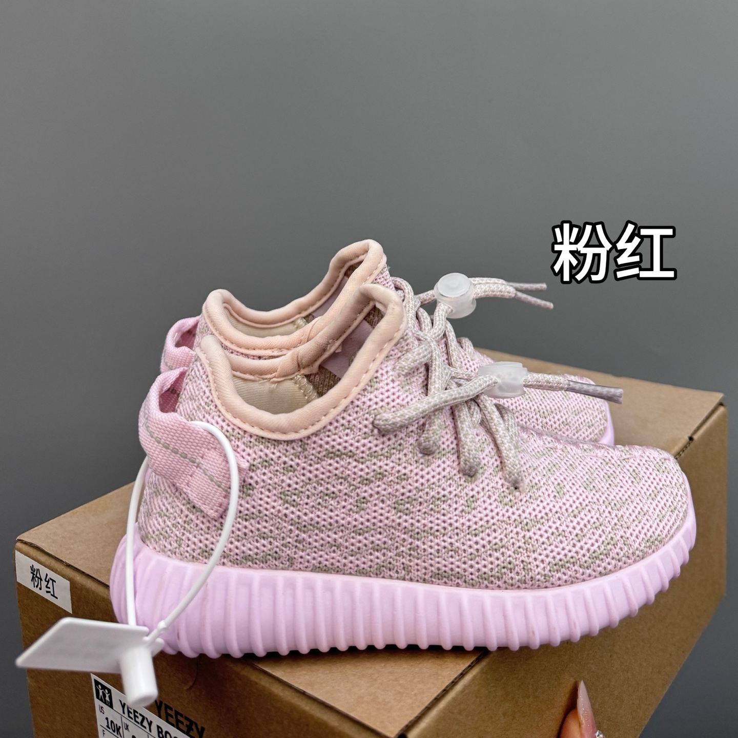 椰子350初代儿童一脚蹬运动鞋 尺码：25-35码 如今阔别7年再度回归🔥 鞋面独特的斑鸠花纹与大底的轮胎纹理 真爆颗粒大底，脚感超舒适☁️ 一脚蹬款式，对幼童来说太好了👏🏻-选品中心