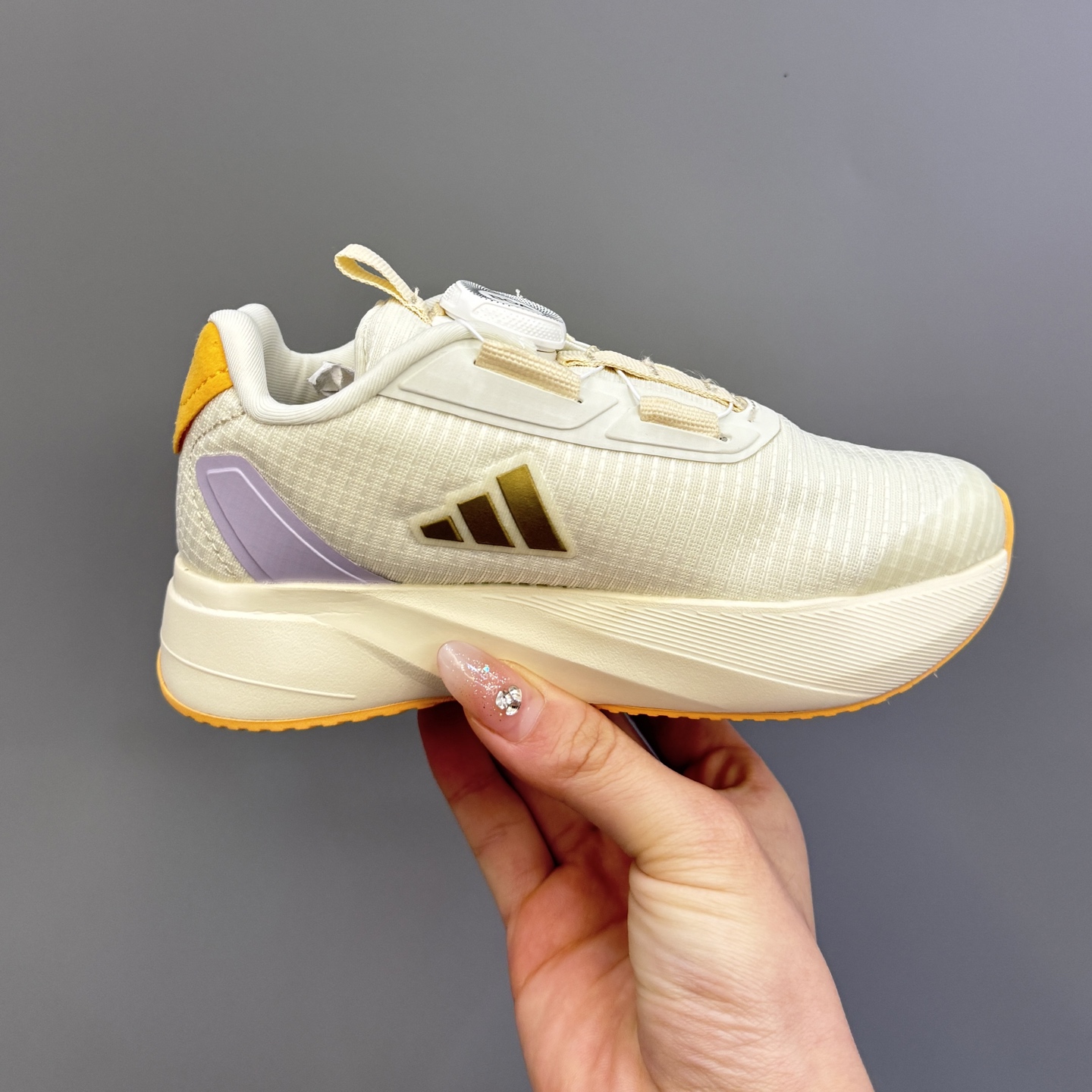 图片[4]-新款阿廸网眼BOA旋转扣儿童运动鞋 尺码：24-37码 今年最新款🆕 高品质BOA旋转扣，轻松调节✌🏻 透气性网面，舒适不闷脚☁️ 橡胶耐磨大底，脚感超赞👍🏻-选品中心