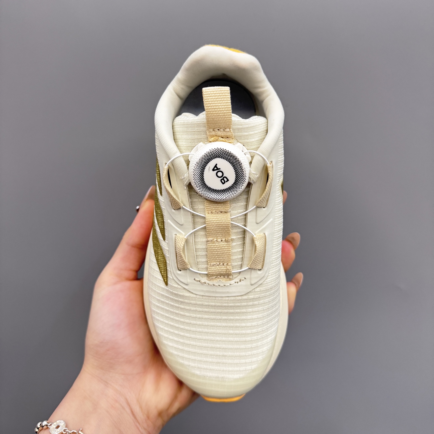 图片[7]-新款阿廸网眼BOA旋转扣儿童运动鞋 尺码：24-37码 今年最新款🆕 高品质BOA旋转扣，轻松调节✌🏻 透气性网面，舒适不闷脚☁️ 橡胶耐磨大底，脚感超赞👍🏻-选品中心