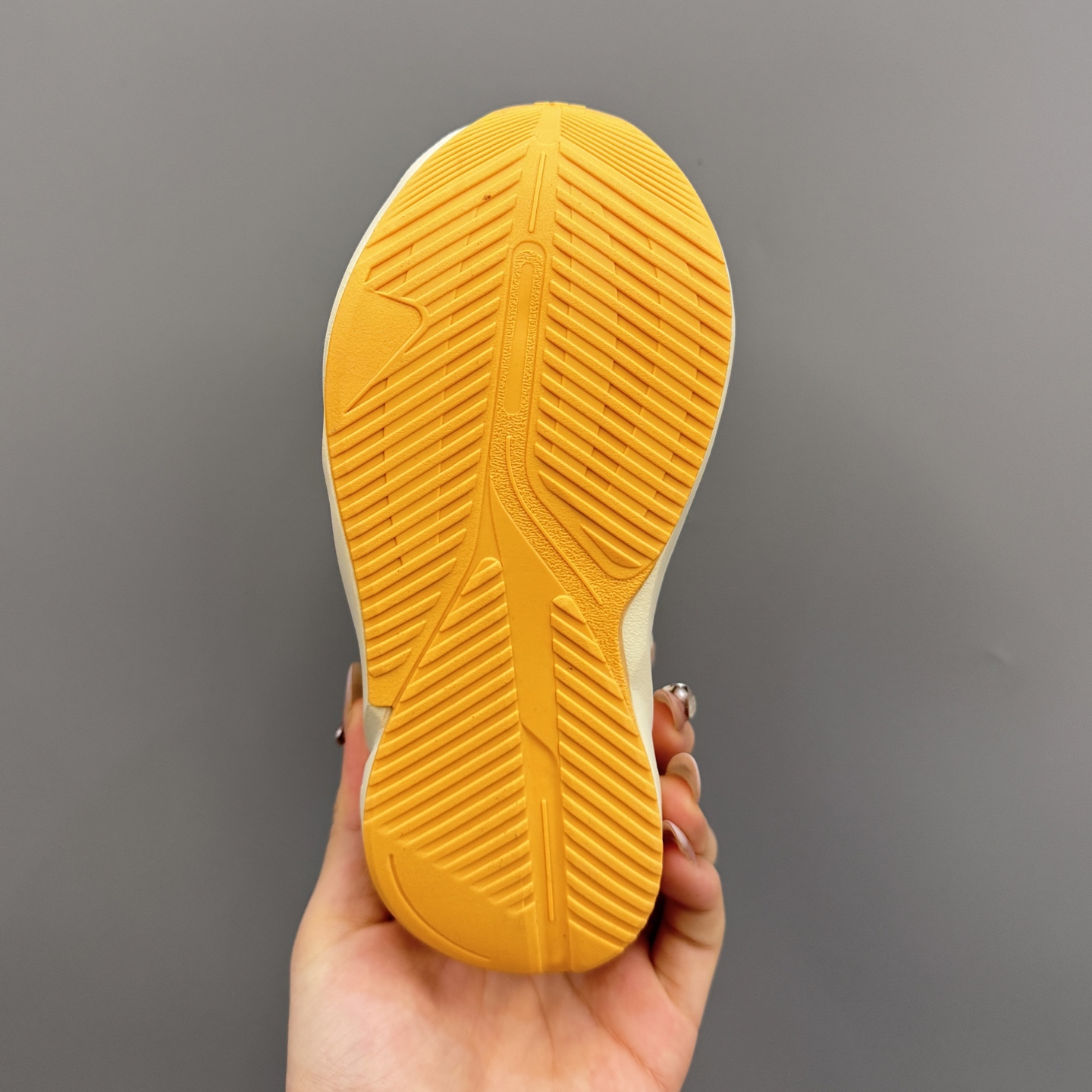 图片[9]-新款阿廸网眼BOA旋转扣儿童运动鞋 尺码：24-37码 今年最新款🆕 高品质BOA旋转扣，轻松调节✌🏻 透气性网面，舒适不闷脚☁️ 橡胶耐磨大底，脚感超赞👍🏻-选品中心