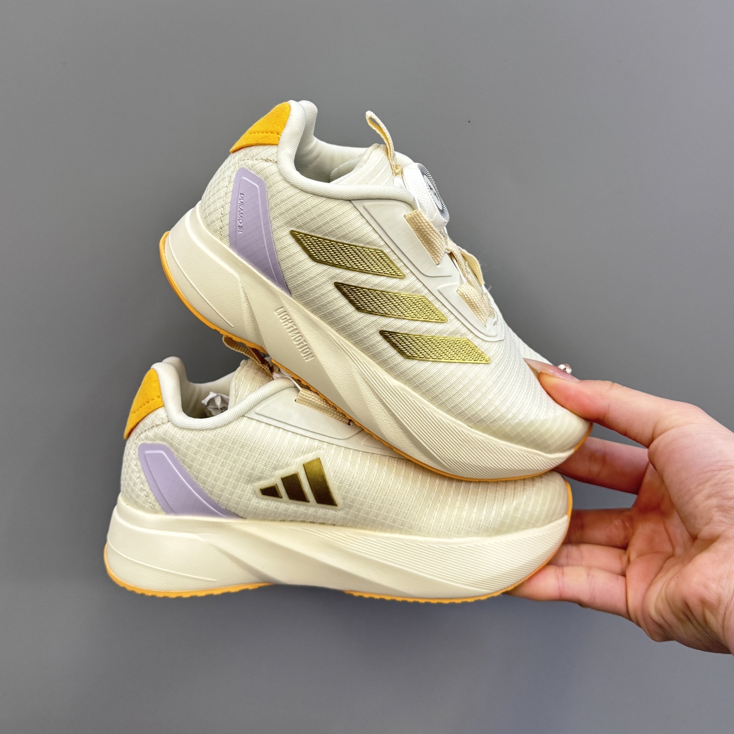 图片[3]-新款阿廸网眼BOA旋转扣儿童运动鞋 尺码：24-37码 今年最新款🆕 高品质BOA旋转扣，轻松调节✌🏻 透气性网面，舒适不闷脚☁️ 橡胶耐磨大底，脚感超赞👍🏻-选品中心