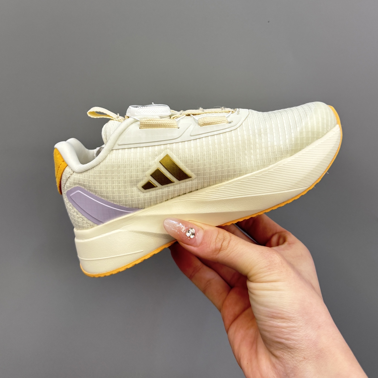 图片[5]-新款阿廸网眼BOA旋转扣儿童运动鞋 尺码：24-37码 今年最新款🆕 高品质BOA旋转扣，轻松调节✌🏻 透气性网面，舒适不闷脚☁️ 橡胶耐磨大底，脚感超赞👍🏻-选品中心