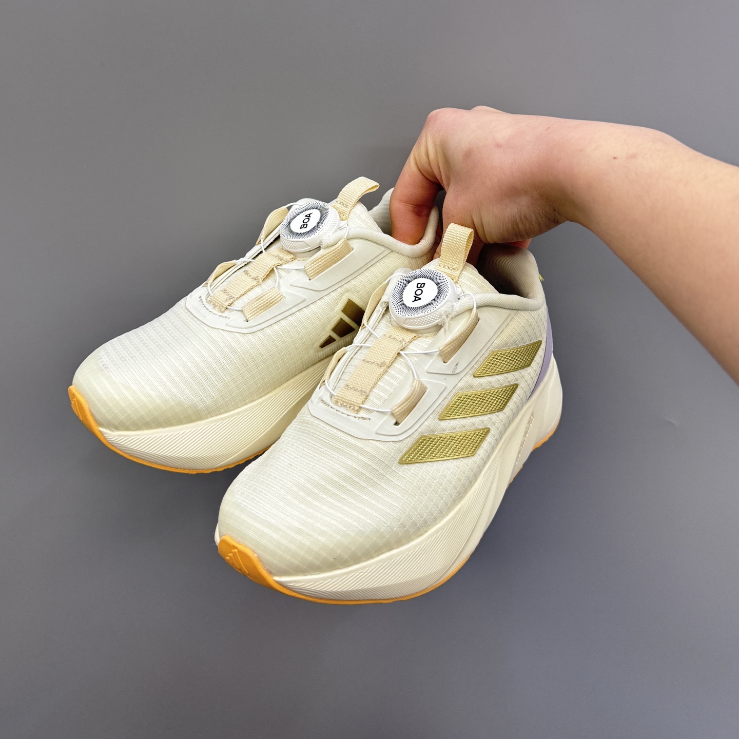 图片[2]-新款阿廸网眼BOA旋转扣儿童运动鞋 尺码：24-37码 今年最新款🆕 高品质BOA旋转扣，轻松调节✌🏻 透气性网面，舒适不闷脚☁️ 橡胶耐磨大底，脚感超赞👍🏻-选品中心