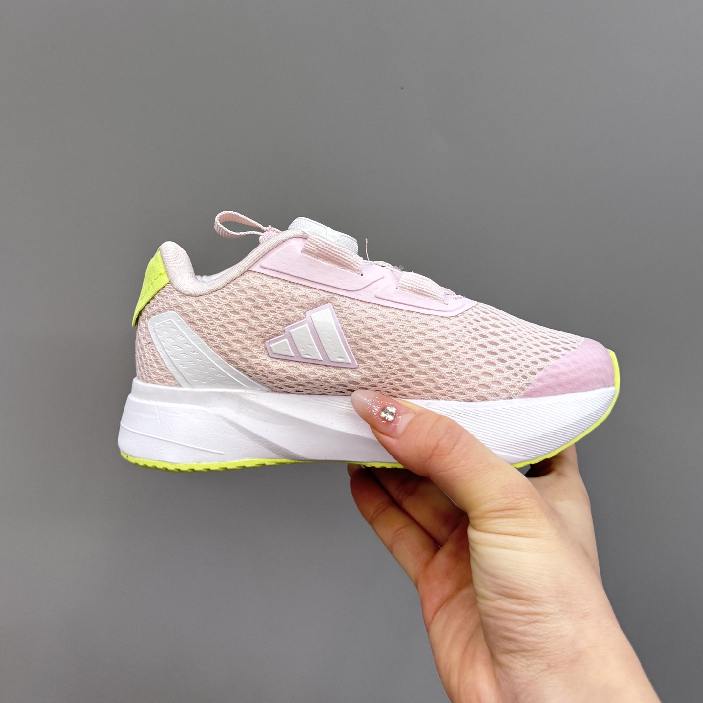 图片[4]-新款阿廸网眼BOA旋转扣儿童运动鞋 尺码：24-37码 今年最新款🆕 高品质BOA旋转扣，轻松调节✌🏻 透气性网面，舒适不闷脚☁️ 橡胶耐磨大底，脚感超赞👍🏻-选品中心