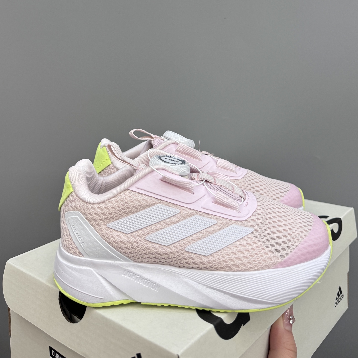 新款阿廸网眼BOA旋转扣儿童运动鞋 尺码：24-37码 今年最新款🆕 高品质BOA旋转扣，轻松调节✌🏻 透气性网面，舒适不闷脚☁️ 橡胶耐磨大底，脚感超赞👍🏻-选品中心