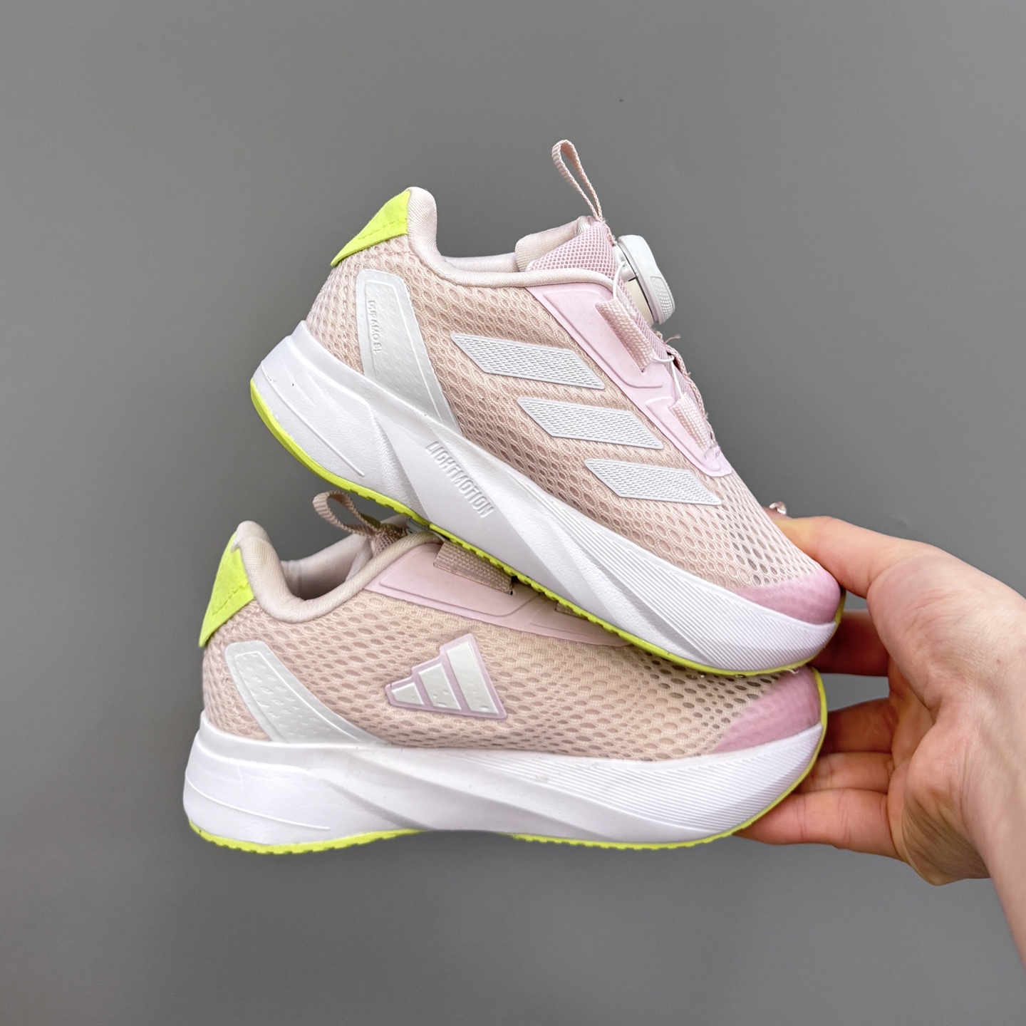 图片[3]-新款阿廸网眼BOA旋转扣儿童运动鞋 尺码：24-37码 今年最新款🆕 高品质BOA旋转扣，轻松调节✌🏻 透气性网面，舒适不闷脚☁️ 橡胶耐磨大底，脚感超赞👍🏻-选品中心