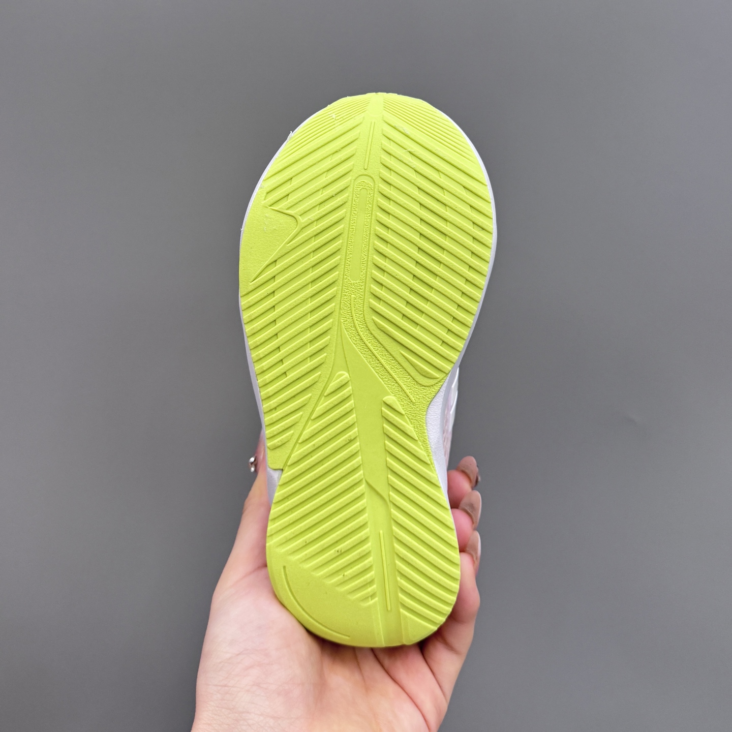 图片[9]-新款阿廸网眼BOA旋转扣儿童运动鞋 尺码：24-37码 今年最新款🆕 高品质BOA旋转扣，轻松调节✌🏻 透气性网面，舒适不闷脚☁️ 橡胶耐磨大底，脚感超赞👍🏻-选品中心