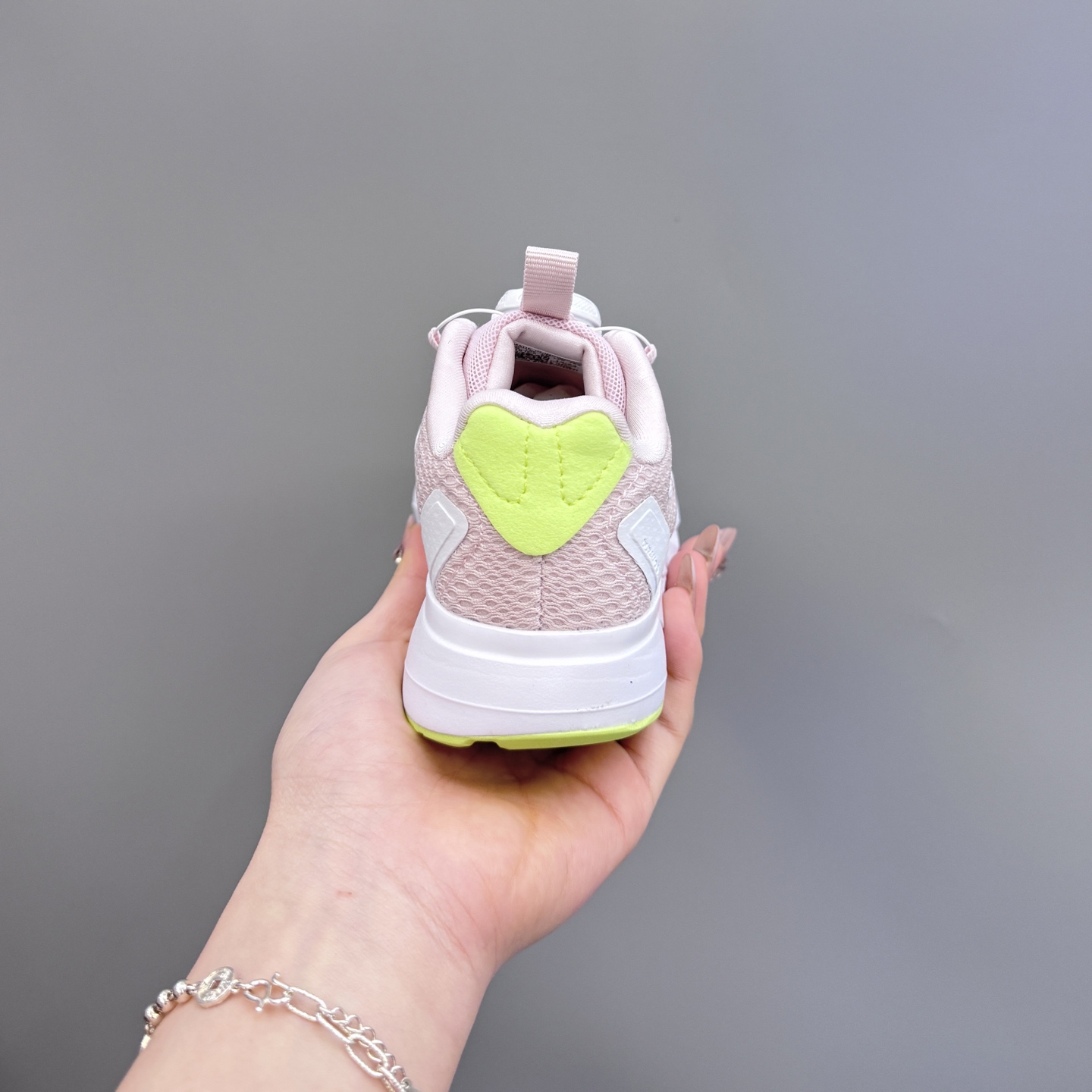 图片[8]-新款阿廸网眼BOA旋转扣儿童运动鞋 尺码：24-37码 今年最新款🆕 高品质BOA旋转扣，轻松调节✌🏻 透气性网面，舒适不闷脚☁️ 橡胶耐磨大底，脚感超赞👍🏻-选品中心