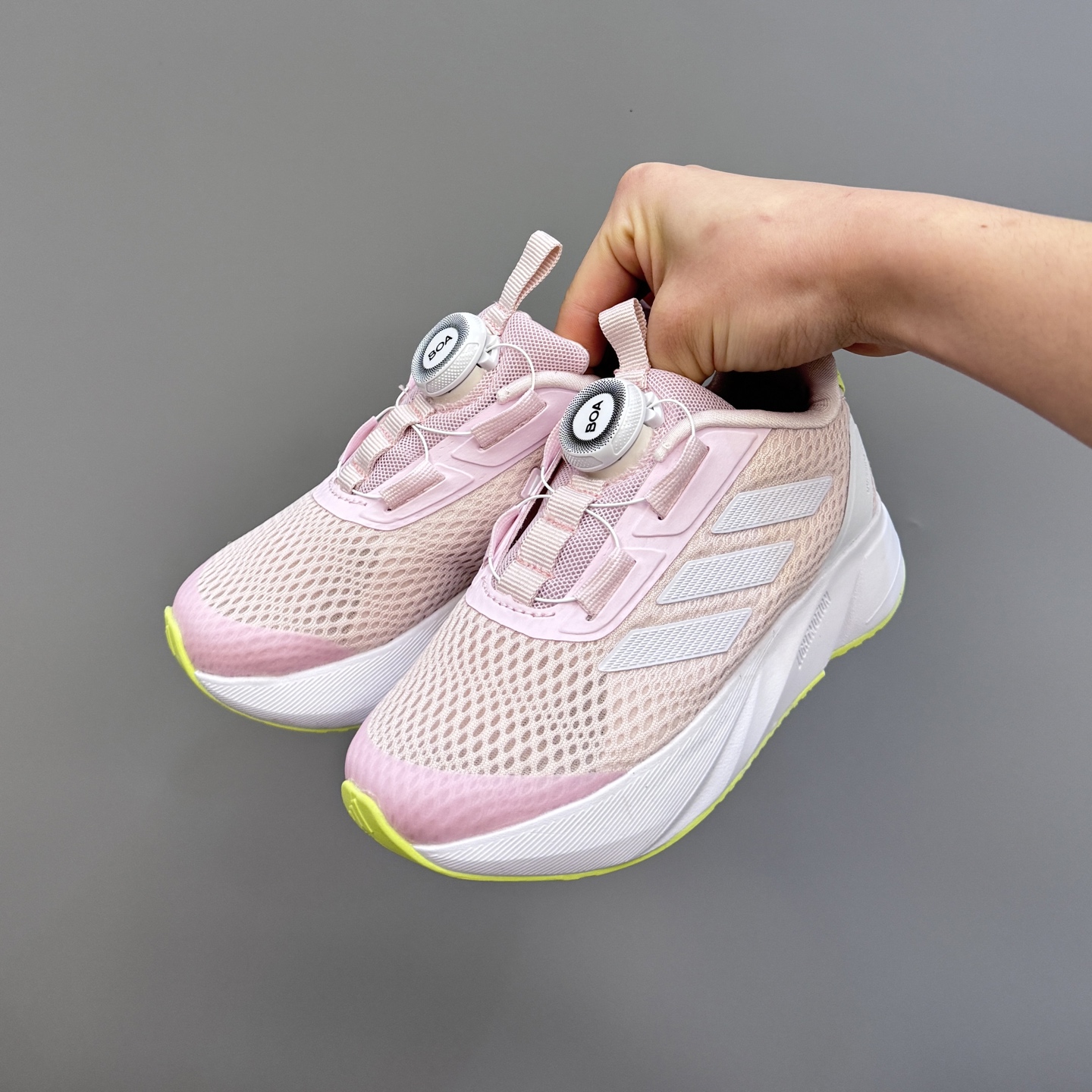 图片[2]-新款阿廸网眼BOA旋转扣儿童运动鞋 尺码：24-37码 今年最新款🆕 高品质BOA旋转扣，轻松调节✌🏻 透气性网面，舒适不闷脚☁️ 橡胶耐磨大底，脚感超赞👍🏻-选品中心