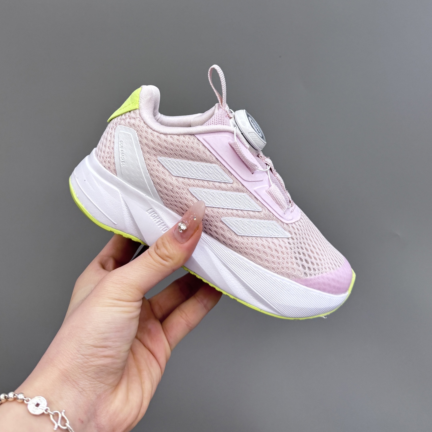 图片[6]-新款阿廸网眼BOA旋转扣儿童运动鞋 尺码：24-37码 今年最新款🆕 高品质BOA旋转扣，轻松调节✌🏻 透气性网面，舒适不闷脚☁️ 橡胶耐磨大底，脚感超赞👍🏻-选品中心