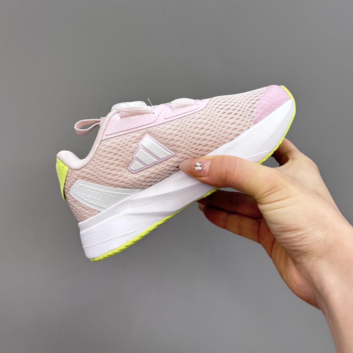 图片[5]-新款阿廸网眼BOA旋转扣儿童运动鞋 尺码：24-37码 今年最新款🆕 高品质BOA旋转扣，轻松调节✌🏻 透气性网面，舒适不闷脚☁️ 橡胶耐磨大底，脚感超赞👍🏻-选品中心