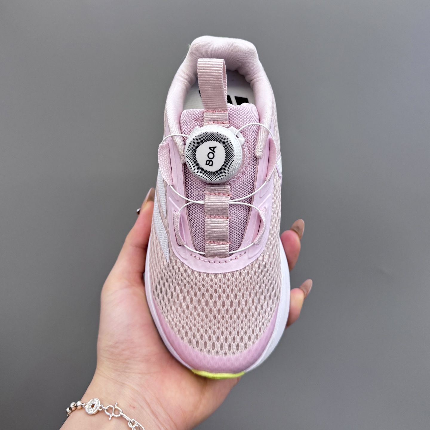 图片[7]-新款阿廸网眼BOA旋转扣儿童运动鞋 尺码：24-37码 今年最新款🆕 高品质BOA旋转扣，轻松调节✌🏻 透气性网面，舒适不闷脚☁️ 橡胶耐磨大底，脚感超赞👍🏻-选品中心