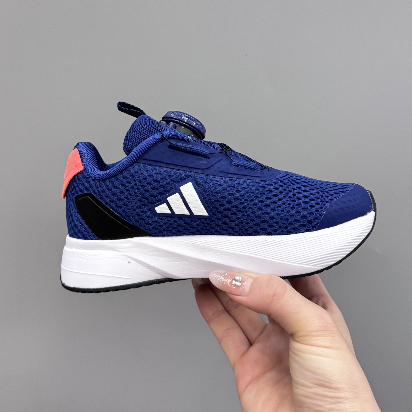 图片[4]-新款阿廸网眼BOA旋转扣儿童运动鞋 尺码：24-37码 今年最新款🆕 高品质BOA旋转扣，轻松调节✌🏻 透气性网面，舒适不闷脚☁️ 橡胶耐磨大底，脚感超赞👍🏻-选品中心