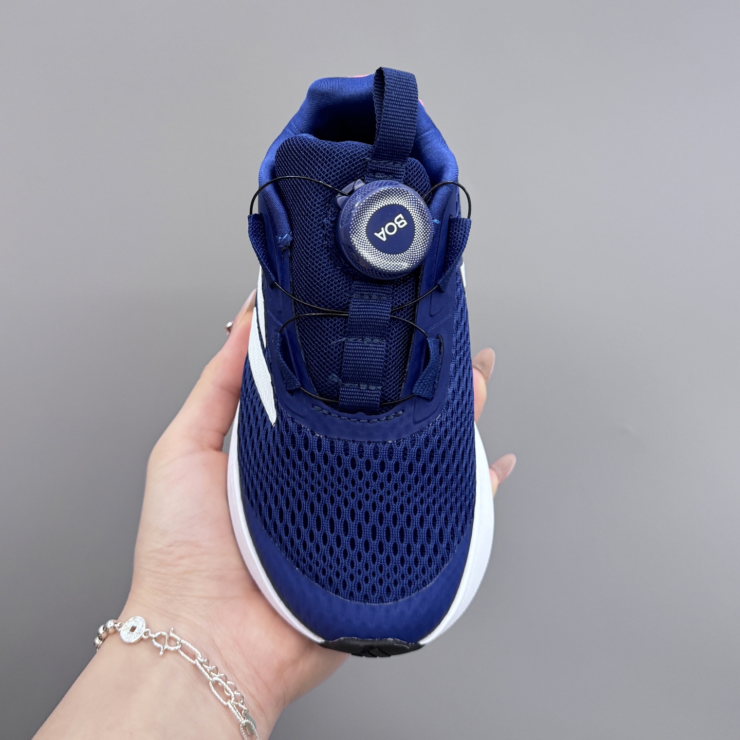 图片[7]-新款阿廸网眼BOA旋转扣儿童运动鞋 尺码：24-37码 今年最新款🆕 高品质BOA旋转扣，轻松调节✌🏻 透气性网面，舒适不闷脚☁️ 橡胶耐磨大底，脚感超赞👍🏻-选品中心