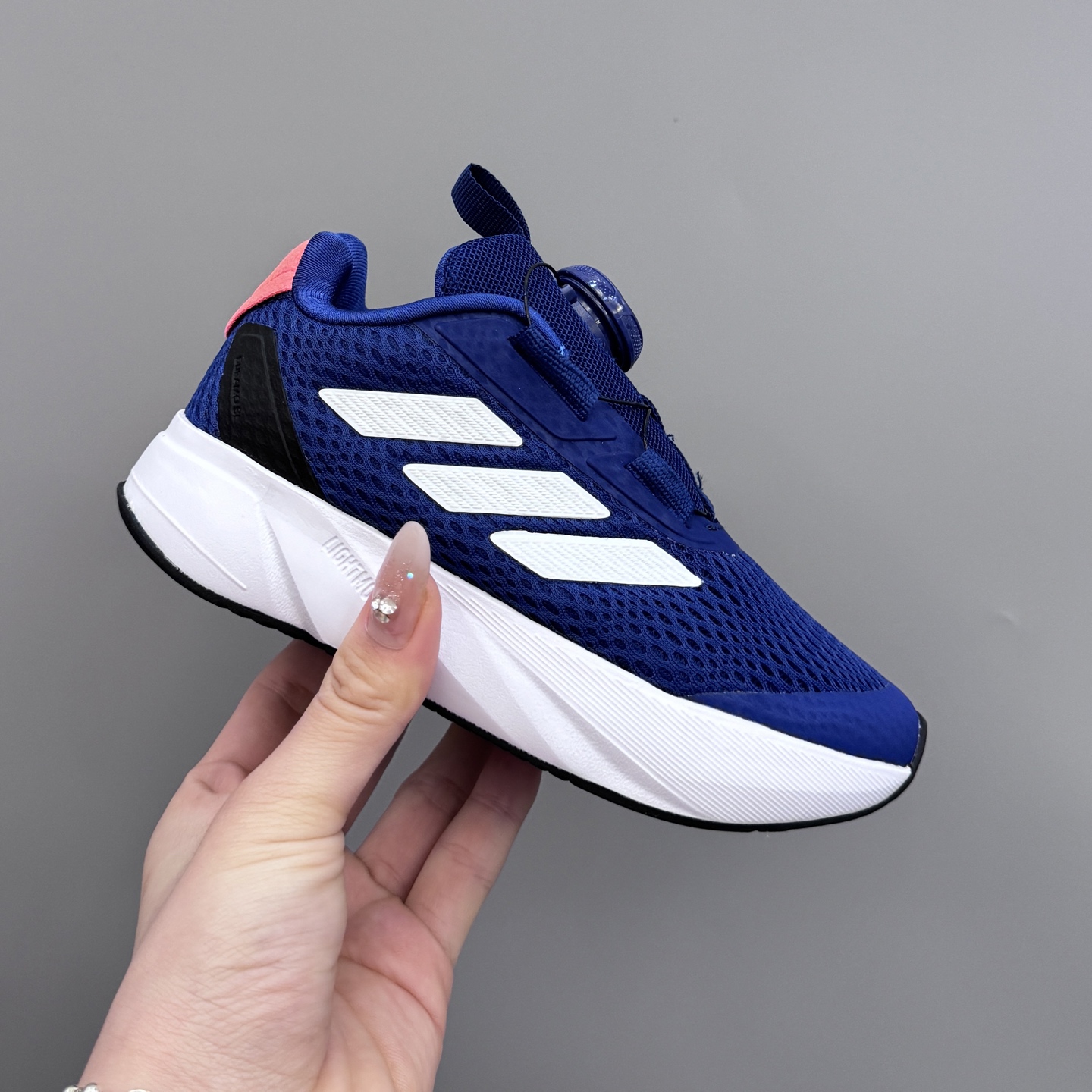 图片[6]-新款阿廸网眼BOA旋转扣儿童运动鞋 尺码：24-37码 今年最新款🆕 高品质BOA旋转扣，轻松调节✌🏻 透气性网面，舒适不闷脚☁️ 橡胶耐磨大底，脚感超赞👍🏻-选品中心