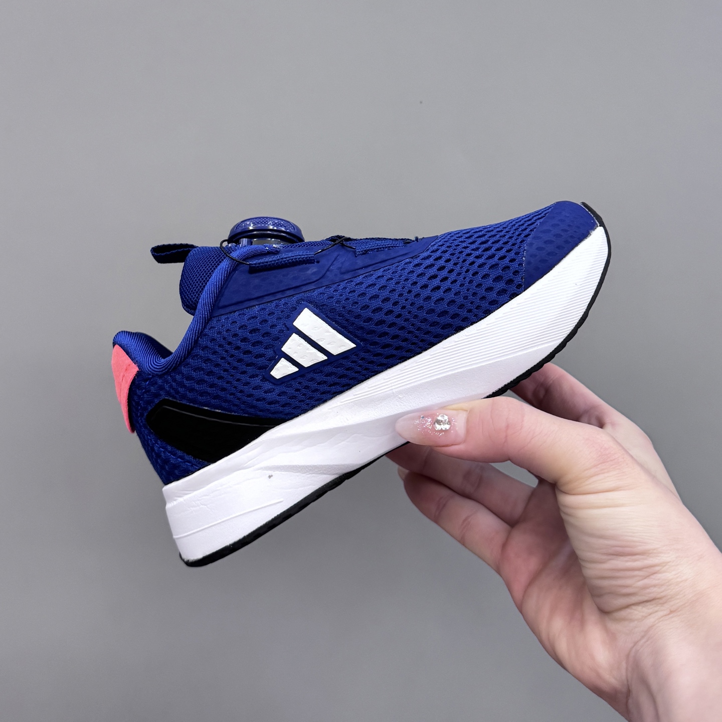 图片[5]-新款阿廸网眼BOA旋转扣儿童运动鞋 尺码：24-37码 今年最新款🆕 高品质BOA旋转扣，轻松调节✌🏻 透气性网面，舒适不闷脚☁️ 橡胶耐磨大底，脚感超赞👍🏻-选品中心