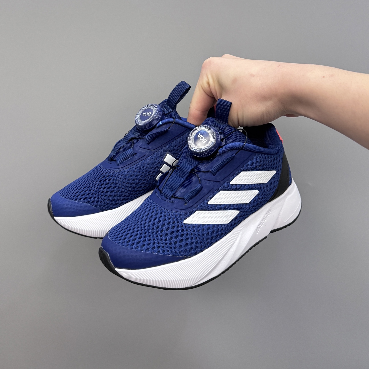 图片[2]-新款阿廸网眼BOA旋转扣儿童运动鞋 尺码：24-37码 今年最新款🆕 高品质BOA旋转扣，轻松调节✌🏻 透气性网面，舒适不闷脚☁️ 橡胶耐磨大底，脚感超赞👍🏻-选品中心