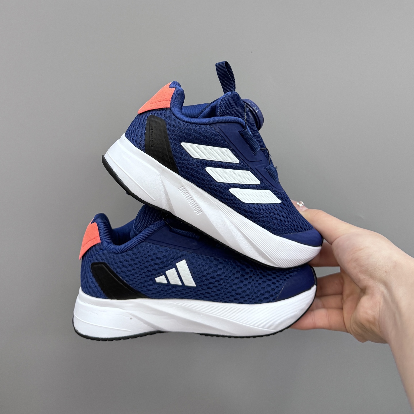 图片[3]-新款阿廸网眼BOA旋转扣儿童运动鞋 尺码：24-37码 今年最新款🆕 高品质BOA旋转扣，轻松调节✌🏻 透气性网面，舒适不闷脚☁️ 橡胶耐磨大底，脚感超赞👍🏻-选品中心