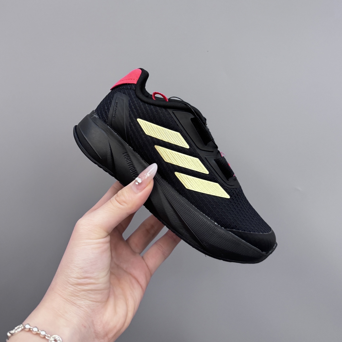 图片[6]-新款阿廸网眼BOA旋转扣儿童运动鞋 尺码：24-37码 今年最新款🆕 高品质BOA旋转扣，轻松调节✌🏻 透气性网面，舒适不闷脚☁️ 橡胶耐磨大底，脚感超赞👍🏻-选品中心