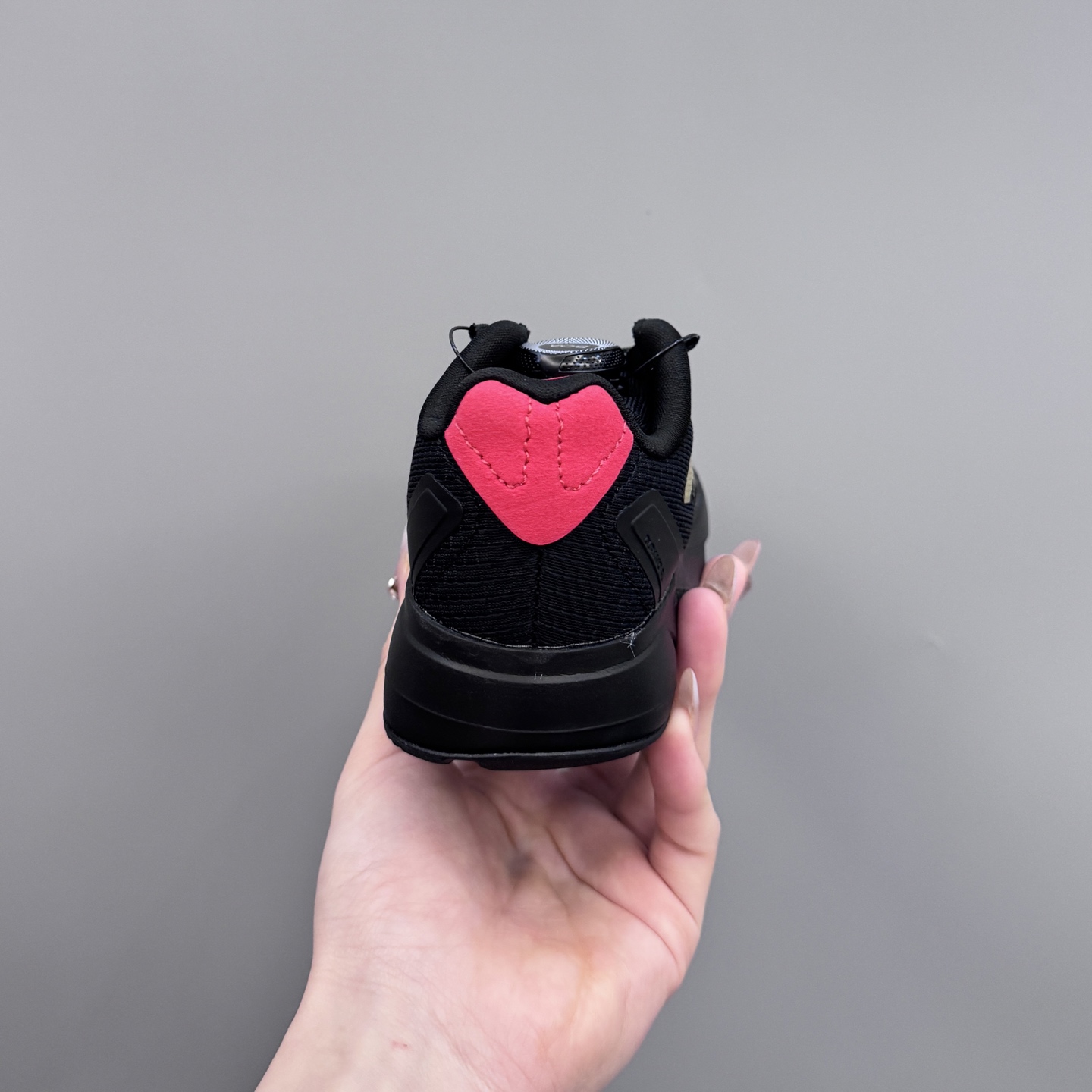 图片[8]-新款阿廸网眼BOA旋转扣儿童运动鞋 尺码：24-37码 今年最新款🆕 高品质BOA旋转扣，轻松调节✌🏻 透气性网面，舒适不闷脚☁️ 橡胶耐磨大底，脚感超赞👍🏻-选品中心