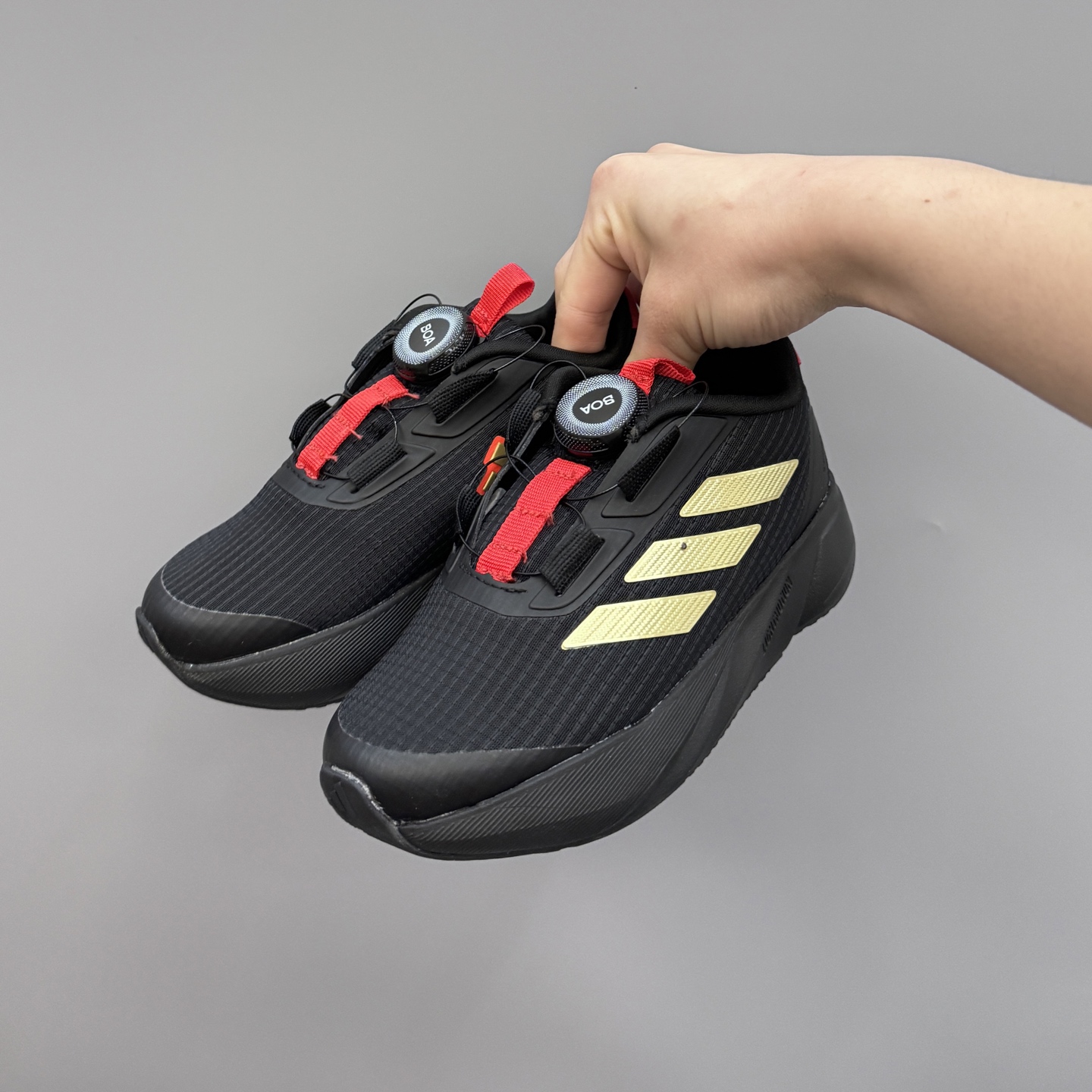 图片[2]-新款阿廸网眼BOA旋转扣儿童运动鞋 尺码：24-37码 今年最新款🆕 高品质BOA旋转扣，轻松调节✌🏻 透气性网面，舒适不闷脚☁️ 橡胶耐磨大底，脚感超赞👍🏻-选品中心