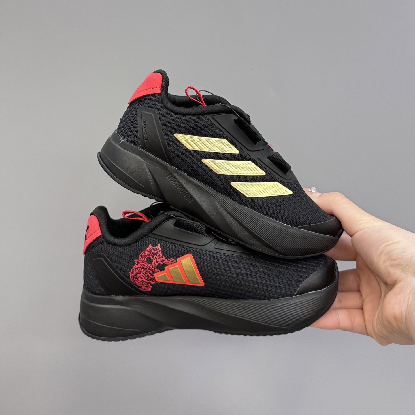 图片[3]-新款阿廸网眼BOA旋转扣儿童运动鞋 尺码：24-37码 今年最新款🆕 高品质BOA旋转扣，轻松调节✌🏻 透气性网面，舒适不闷脚☁️ 橡胶耐磨大底，脚感超赞👍🏻-选品中心