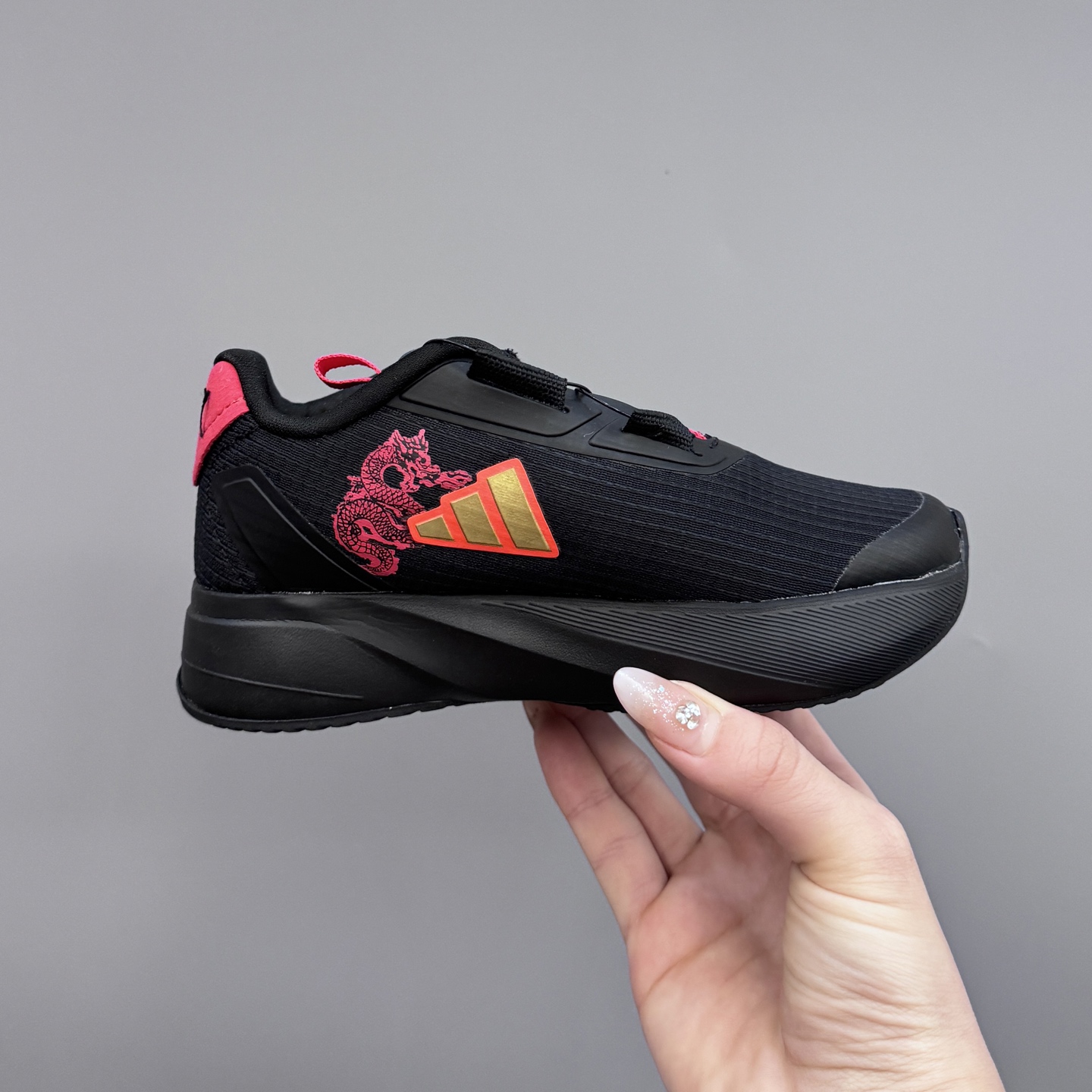 图片[4]-新款阿廸网眼BOA旋转扣儿童运动鞋 尺码：24-37码 今年最新款🆕 高品质BOA旋转扣，轻松调节✌🏻 透气性网面，舒适不闷脚☁️ 橡胶耐磨大底，脚感超赞👍🏻-选品中心