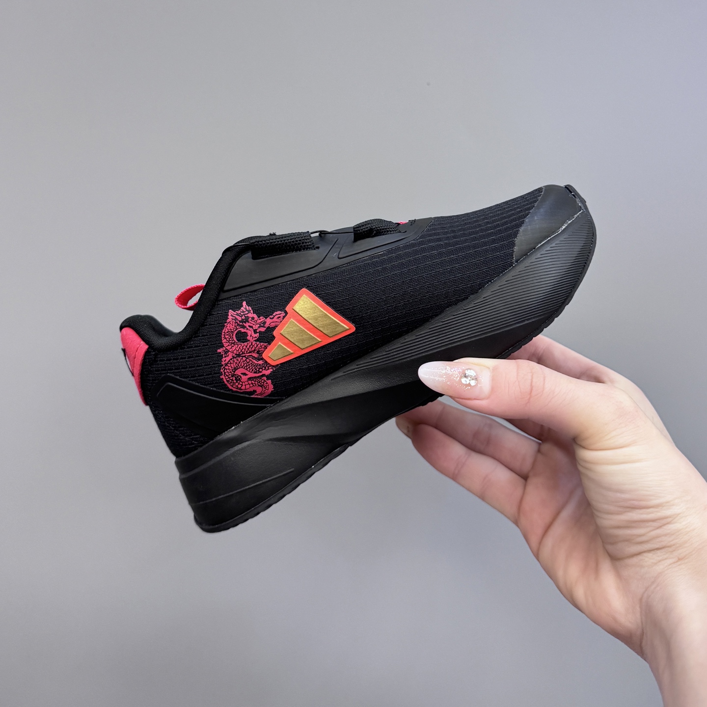 图片[5]-新款阿廸网眼BOA旋转扣儿童运动鞋 尺码：24-37码 今年最新款🆕 高品质BOA旋转扣，轻松调节✌🏻 透气性网面，舒适不闷脚☁️ 橡胶耐磨大底，脚感超赞👍🏻-选品中心