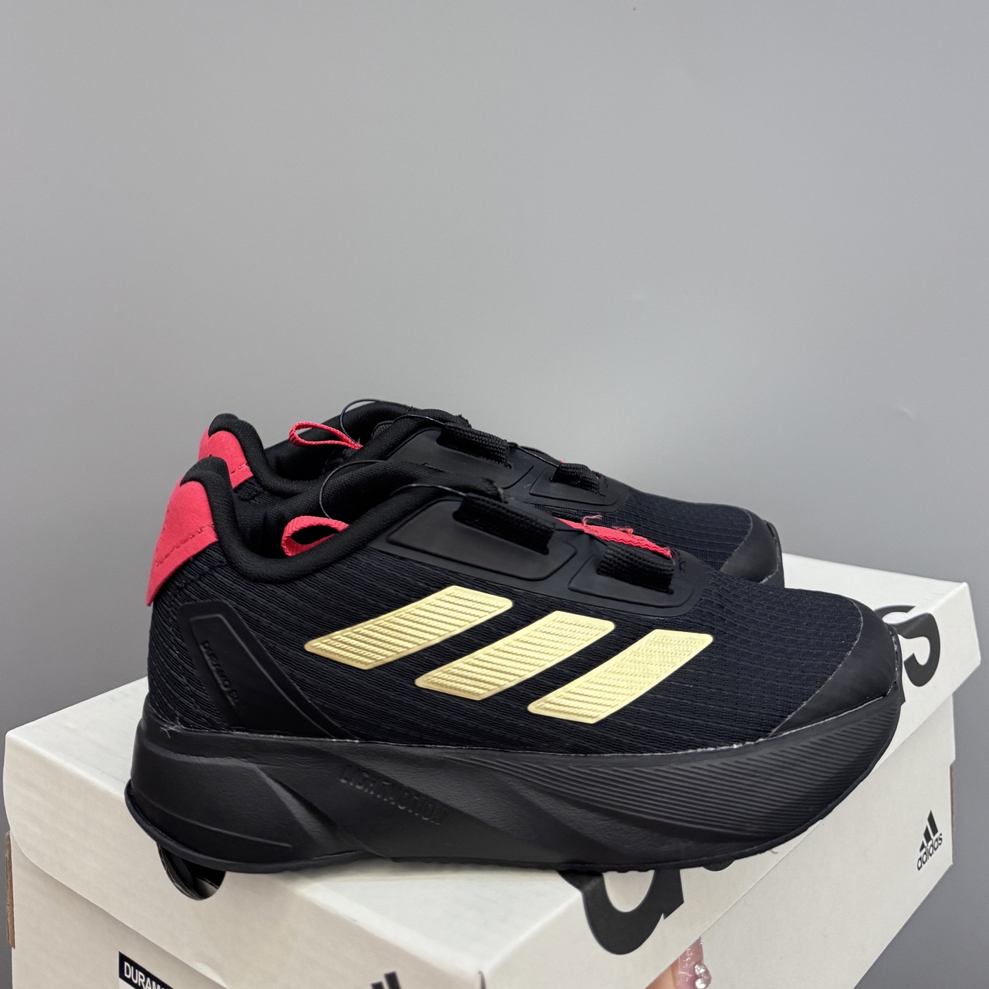 新款阿廸网眼BOA旋转扣儿童运动鞋 尺码：24-37码 今年最新款🆕 高品质BOA旋转扣，轻松调节✌🏻 透气性网面，舒适不闷脚☁️ 橡胶耐磨大底，脚感超赞👍🏻-选品中心