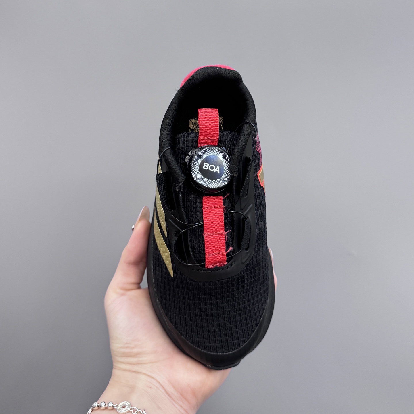 图片[7]-新款阿廸网眼BOA旋转扣儿童运动鞋 尺码：24-37码 今年最新款🆕 高品质BOA旋转扣，轻松调节✌🏻 透气性网面，舒适不闷脚☁️ 橡胶耐磨大底，脚感超赞👍🏻-选品中心