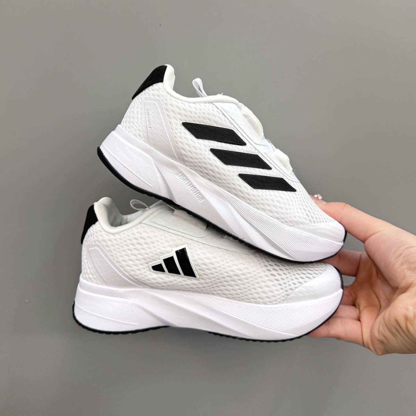 图片[3]-新款阿廸网眼BOA旋转扣儿童运动鞋 尺码：24-37码 今年最新款🆕 高品质BOA旋转扣，轻松调节✌🏻 透气性网面，舒适不闷脚☁️ 橡胶耐磨大底，脚感超赞👍🏻-选品中心