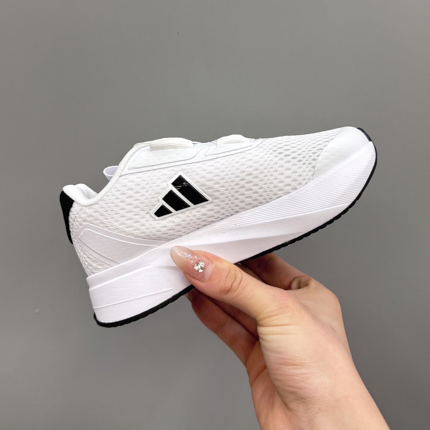 图片[5]-新款阿廸网眼BOA旋转扣儿童运动鞋 尺码：24-37码 今年最新款🆕 高品质BOA旋转扣，轻松调节✌🏻 透气性网面，舒适不闷脚☁️ 橡胶耐磨大底，脚感超赞👍🏻-选品中心