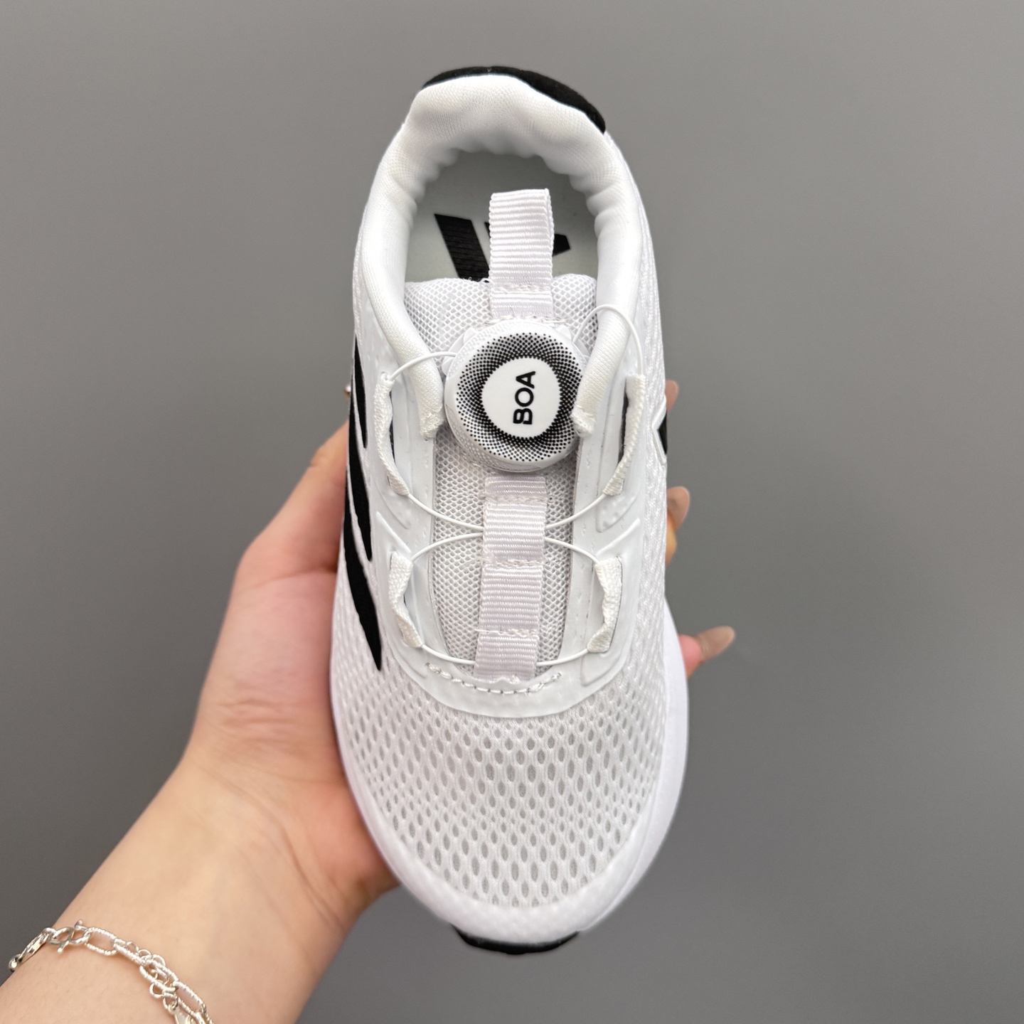 图片[7]-新款阿廸网眼BOA旋转扣儿童运动鞋 尺码：24-37码 今年最新款🆕 高品质BOA旋转扣，轻松调节✌🏻 透气性网面，舒适不闷脚☁️ 橡胶耐磨大底，脚感超赞👍🏻-选品中心