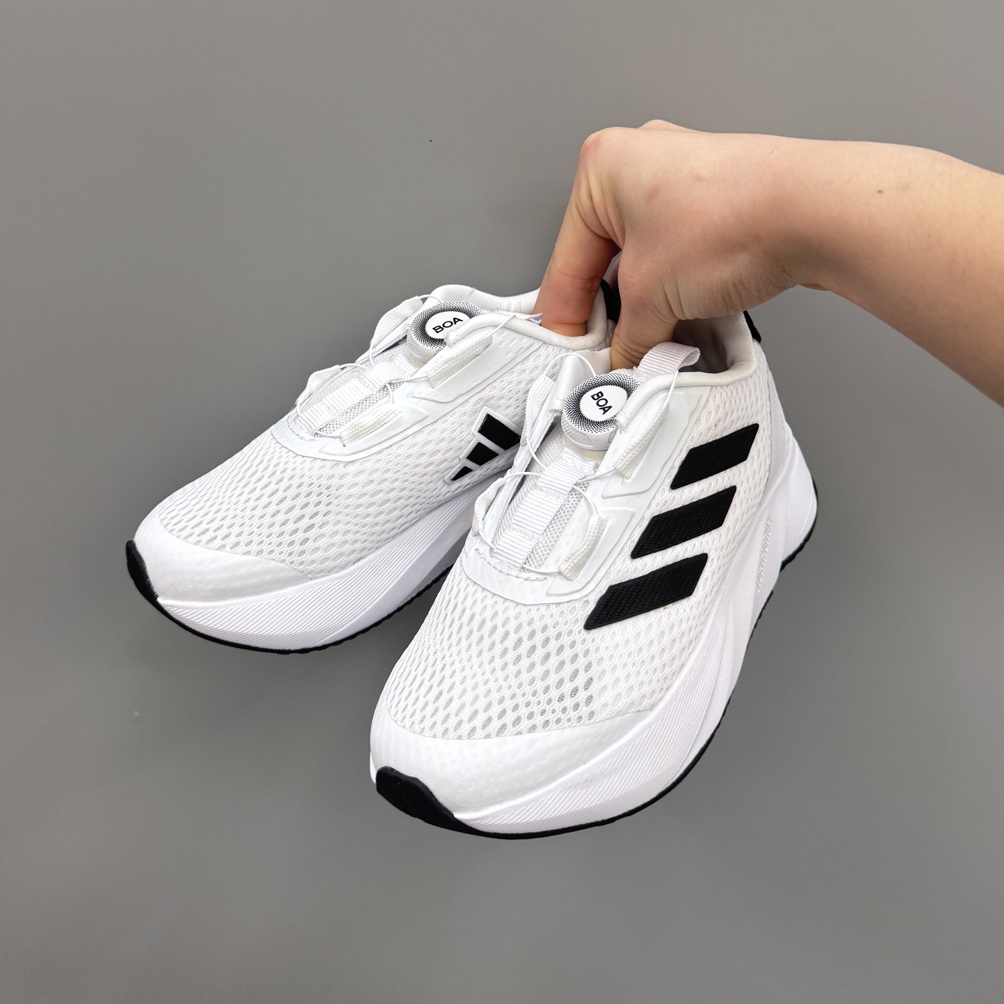 图片[2]-新款阿廸网眼BOA旋转扣儿童运动鞋 尺码：24-37码 今年最新款🆕 高品质BOA旋转扣，轻松调节✌🏻 透气性网面，舒适不闷脚☁️ 橡胶耐磨大底，脚感超赞👍🏻-选品中心