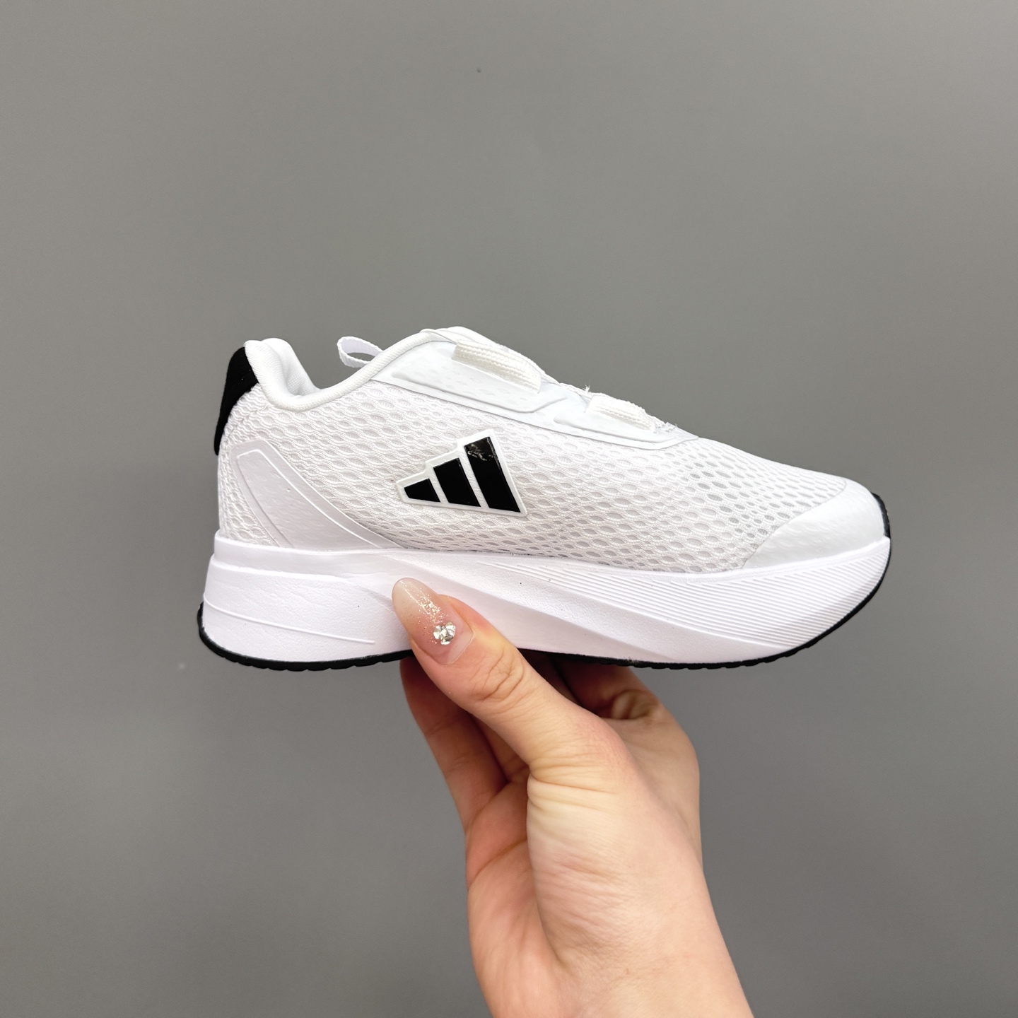 图片[4]-新款阿廸网眼BOA旋转扣儿童运动鞋 尺码：24-37码 今年最新款🆕 高品质BOA旋转扣，轻松调节✌🏻 透气性网面，舒适不闷脚☁️ 橡胶耐磨大底，脚感超赞👍🏻-选品中心