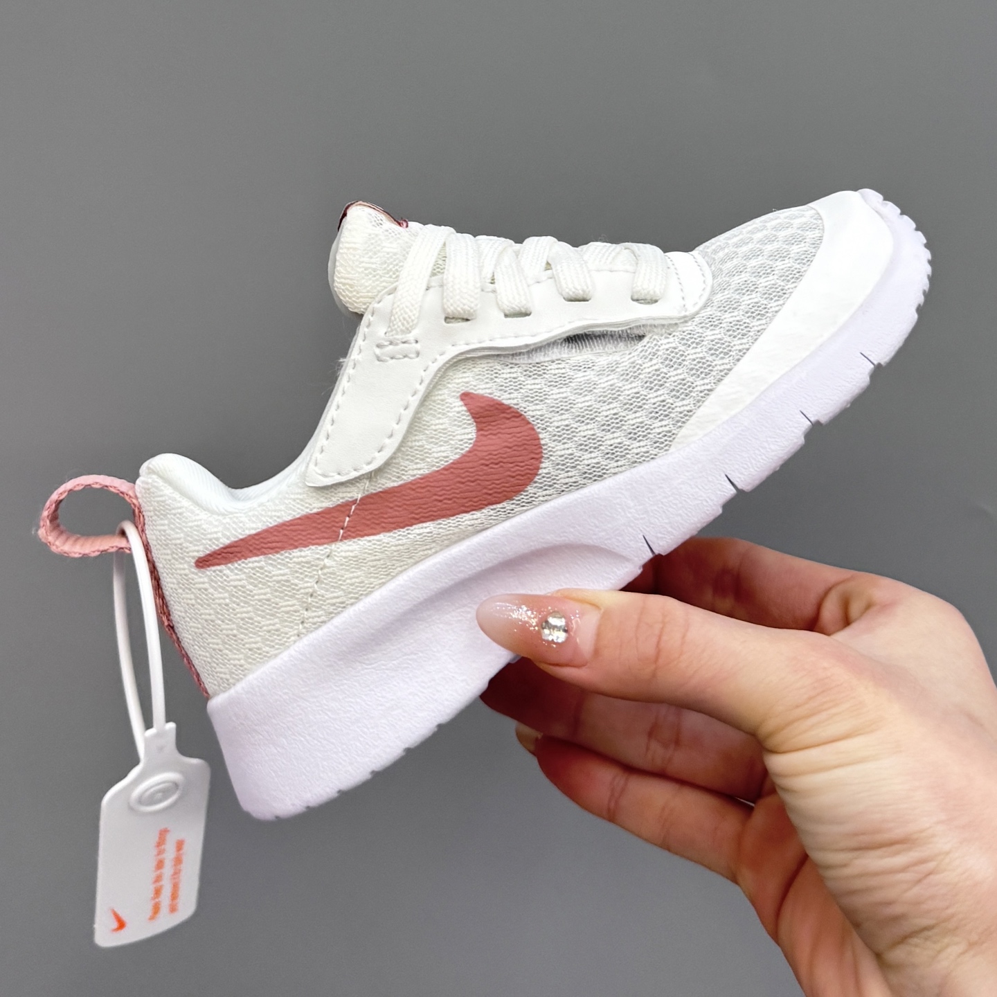 图片[5]-NK 伦敦三代飞翼魔术贴儿童运动鞋 尺码：23.5码-37码 升级版伦敦三代🆙 飞翼魔术贴设计，穿脱超级方便✔️ 高密度针织面料，透气又舒适☁️ 伦敦切割大底，脚感超赞👍🏻-选品中心