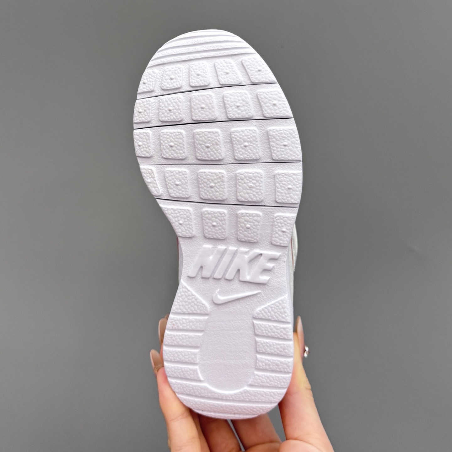 图片[9]-NK 伦敦三代飞翼魔术贴儿童运动鞋23.5码-37码 升级版伦敦三代🆙飞翼魔术贴设计，穿脱超级方便✔️ 高密度针织面料，透气又舒适☁️伦敦切割大底，脚感超赞👍🏻-选品中心