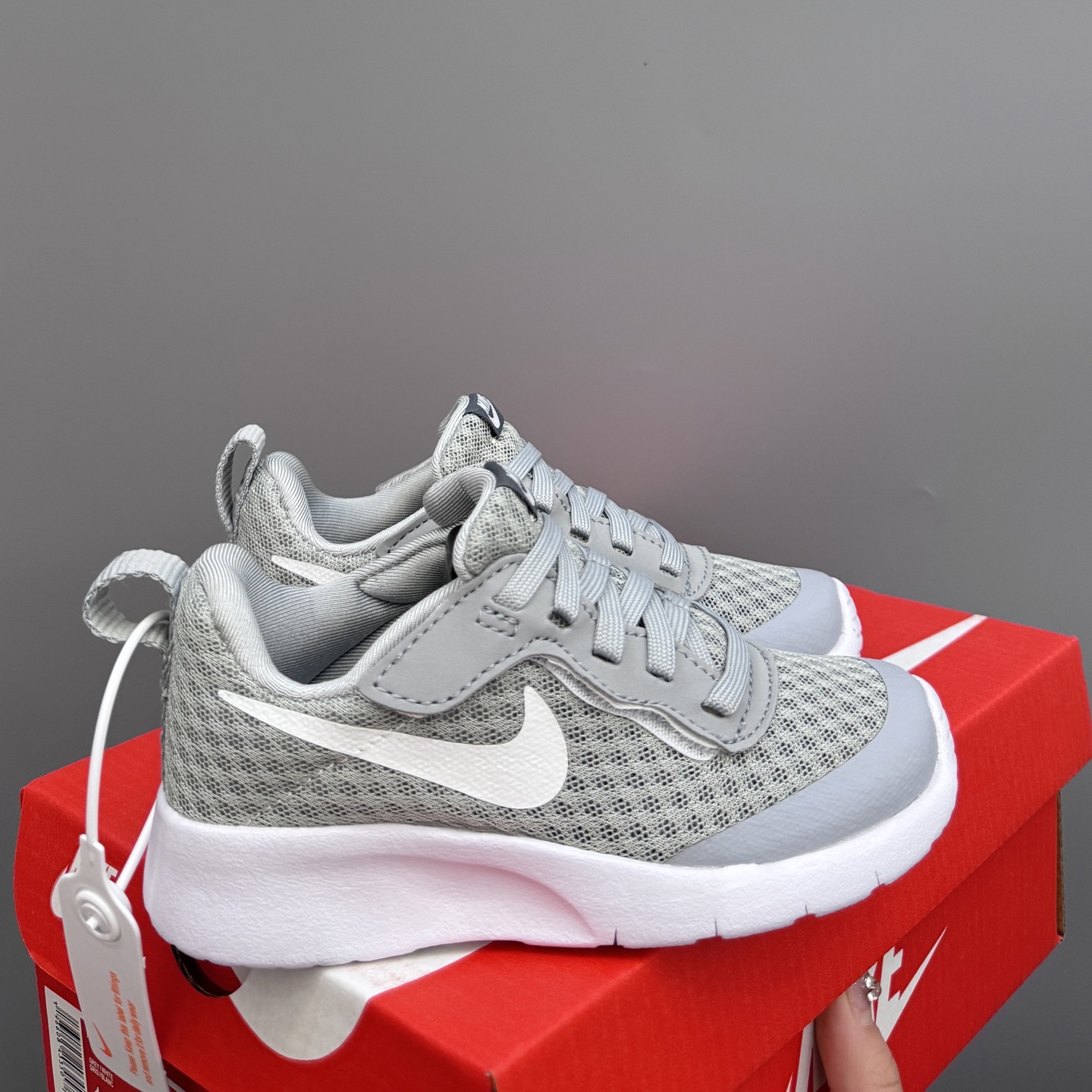 NK 伦敦三代飞翼魔术贴儿童运动鞋23.5码-37码 升级版伦敦三代🆙飞翼魔术贴设计，穿脱超级方便✔️ 高密度针织面料，透气又舒适☁️伦敦切割大底，脚感超赞👍🏻-选品中心