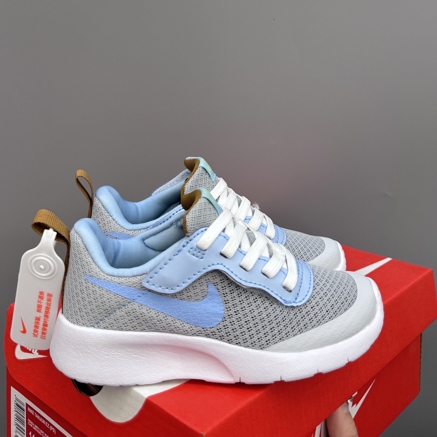 NK 伦敦三代飞翼魔术贴儿童运动鞋 尺码：23.5码-37码 升级版伦敦三代🆙 飞翼魔术贴设计，穿脱超级方便✔️ 高密度针织面料，透气又舒适☁️ 伦敦切割大底，脚感超赞👍🏻-选品中心