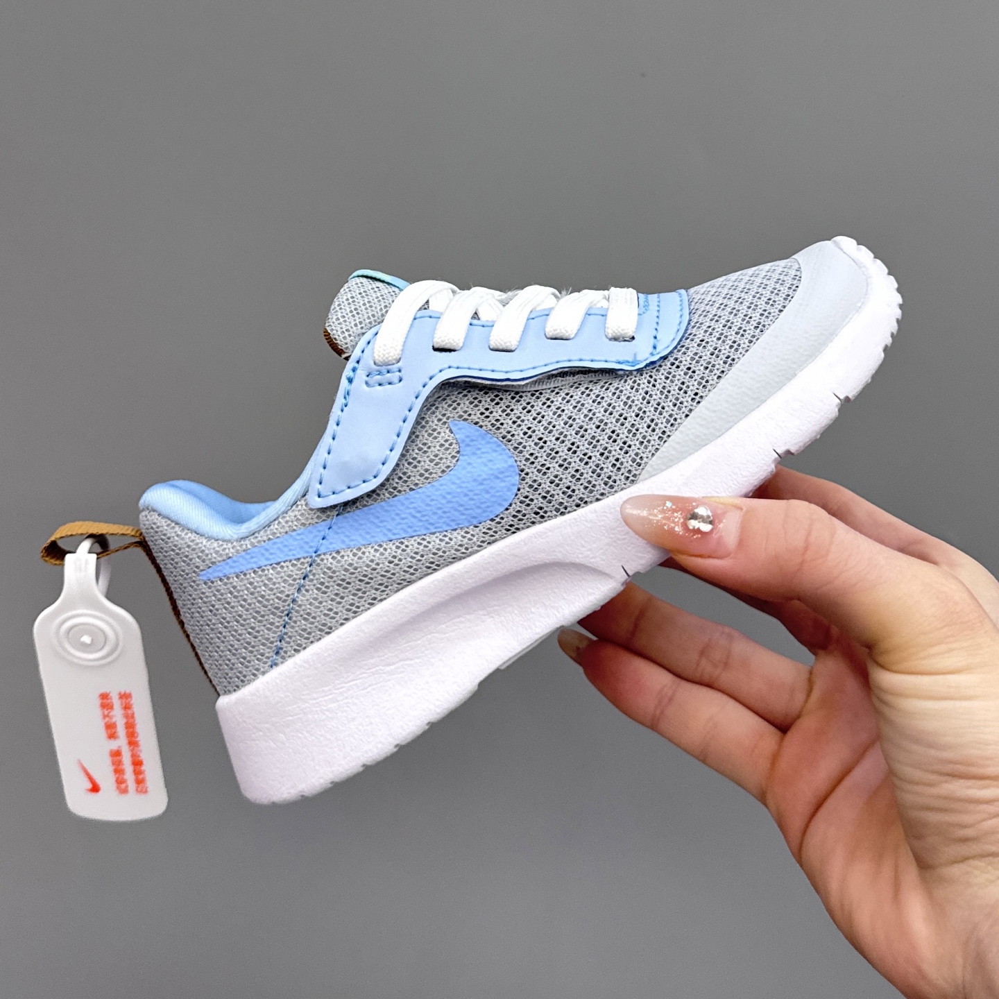 图片[5]-NK 伦敦三代飞翼魔术贴儿童运动鞋 尺码：23.5码-37码 升级版伦敦三代🆙 飞翼魔术贴设计，穿脱超级方便✔️ 高密度针织面料，透气又舒适☁️ 伦敦切割大底，脚感超赞👍🏻-选品中心