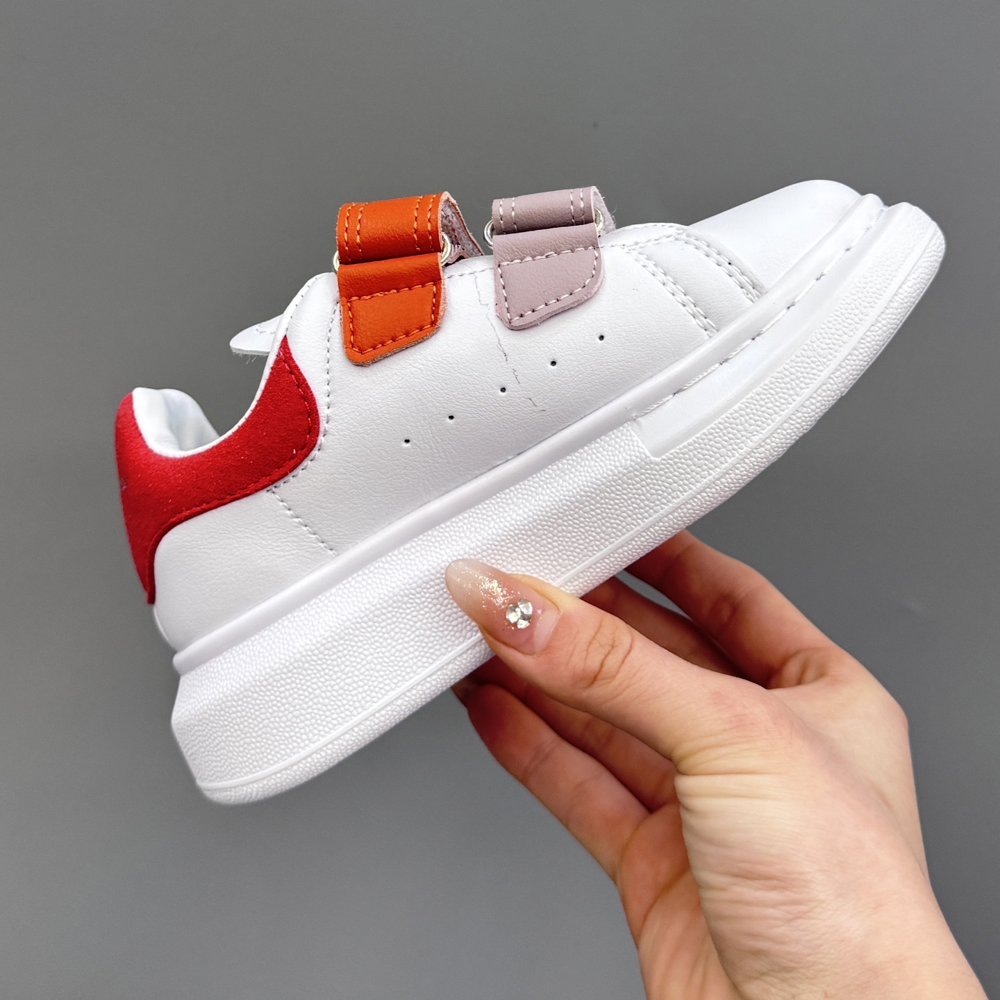 图片[6]-麦昆新款儿童魔术贴板鞋 尺码：25-37码 经典麦昆小白鞋🆕 百搭又时尚🆒 魔术贴设计，穿脱超方便✔️ 优质皮料，超级好打理✌🏻-选品中心