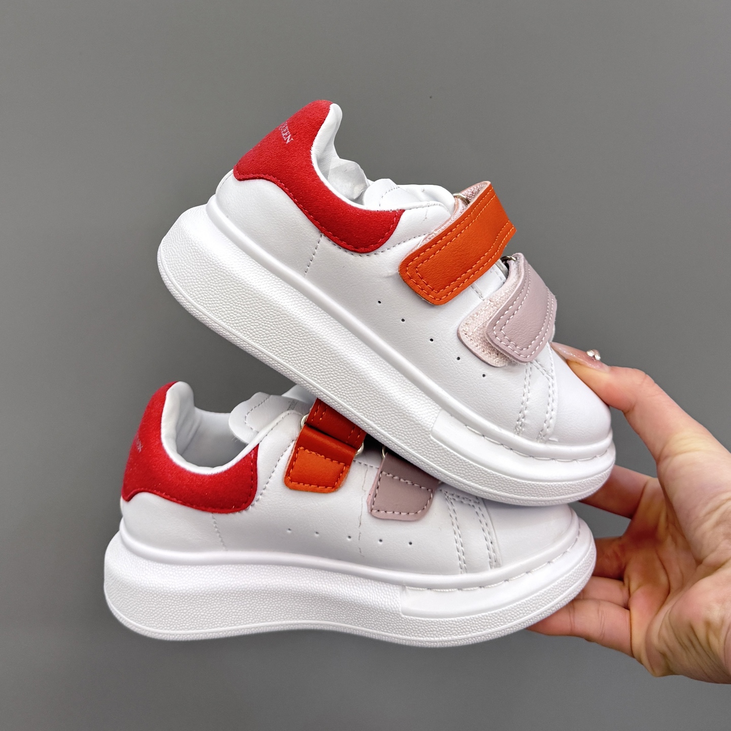 图片[3]-麦昆新款儿童魔术贴板鞋 尺码：25-37码 经典麦昆小白鞋🆕 百搭又时尚🆒 魔术贴设计，穿脱超方便✔️ 优质皮料，超级好打理✌🏻-选品中心