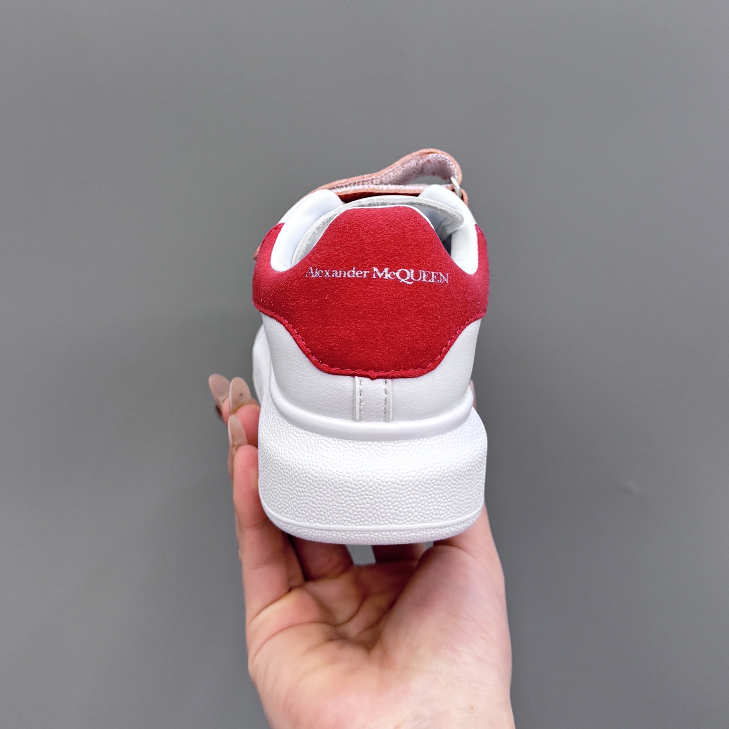 图片[8]-麦昆新款儿童魔术贴板鞋 尺码：25-37码 经典麦昆小白鞋🆕 百搭又时尚🆒 魔术贴设计，穿脱超方便✔️ 优质皮料，超级好打理✌🏻-选品中心