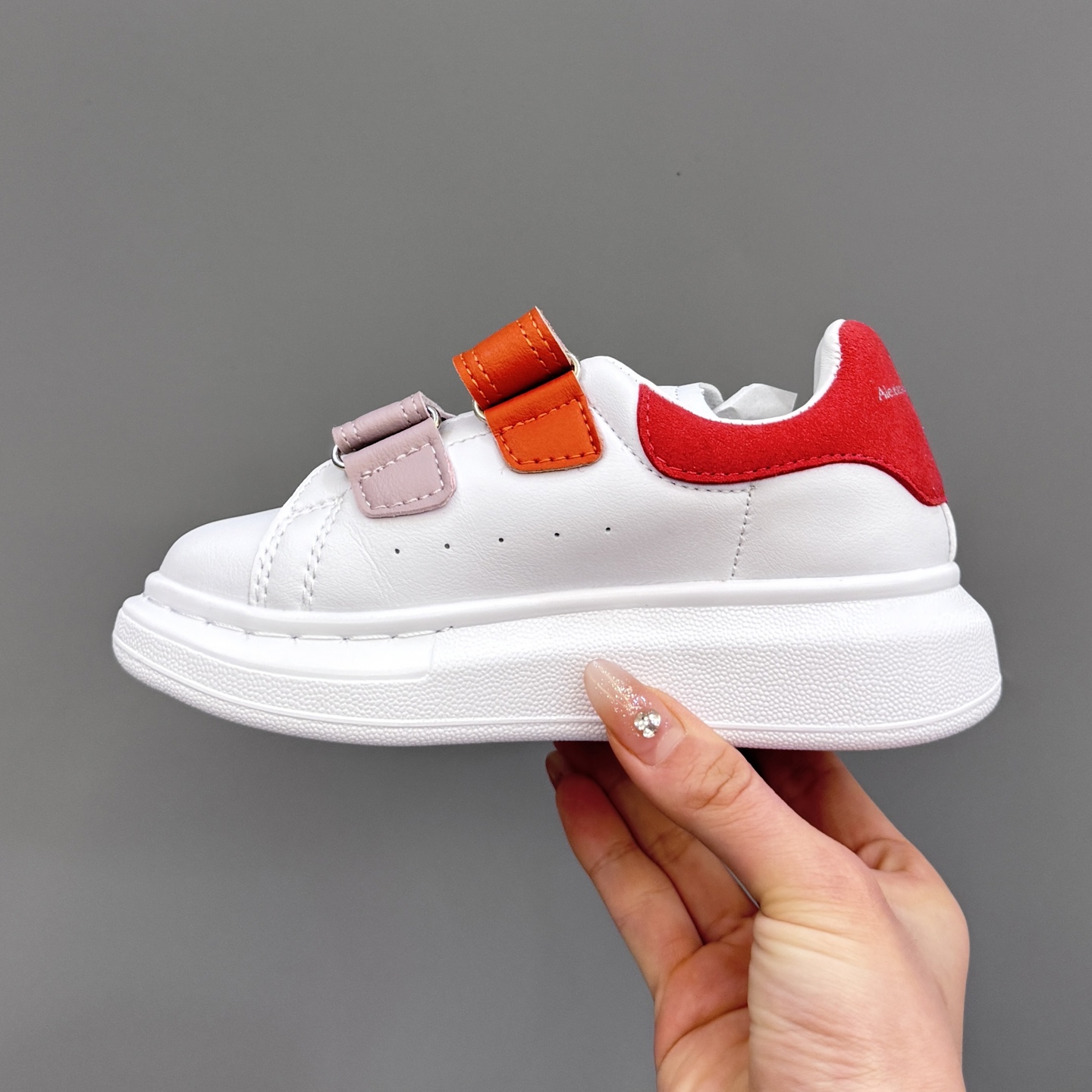 图片[4]-麦昆新款儿童魔术贴板鞋 尺码：25-37码 经典麦昆小白鞋🆕 百搭又时尚🆒 魔术贴设计，穿脱超方便✔️ 优质皮料，超级好打理✌🏻-选品中心