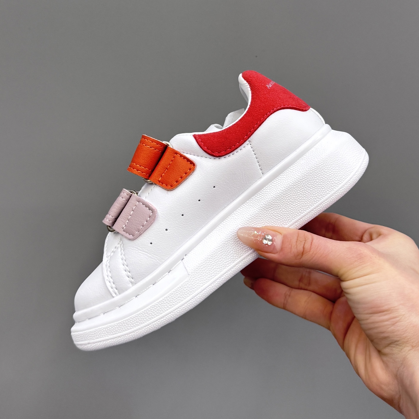 图片[5]-麦昆新款儿童魔术贴板鞋 尺码：25-37码 经典麦昆小白鞋🆕 百搭又时尚🆒 魔术贴设计，穿脱超方便✔️ 优质皮料，超级好打理✌🏻-选品中心