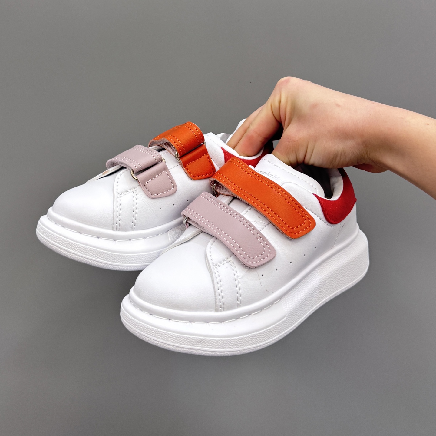 图片[2]-麦昆新款儿童魔术贴板鞋 尺码：25-37码 经典麦昆小白鞋🆕 百搭又时尚🆒 魔术贴设计，穿脱超方便✔️ 优质皮料，超级好打理✌🏻-选品中心