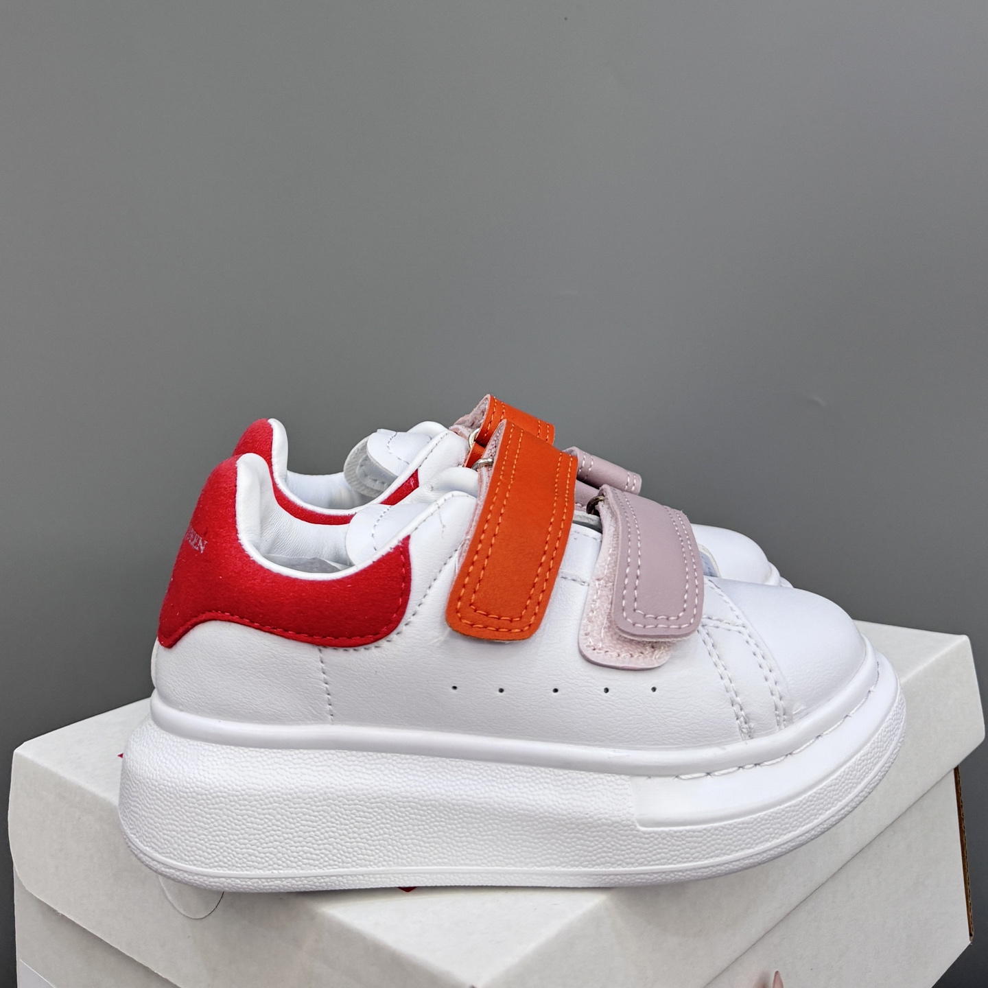 麦昆新款儿童魔术贴板鞋 尺码：25-37码 经典麦昆小白鞋🆕 百搭又时尚🆒 魔术贴设计，穿脱超方便✔️ 优质皮料，超级好打理✌🏻-选品中心