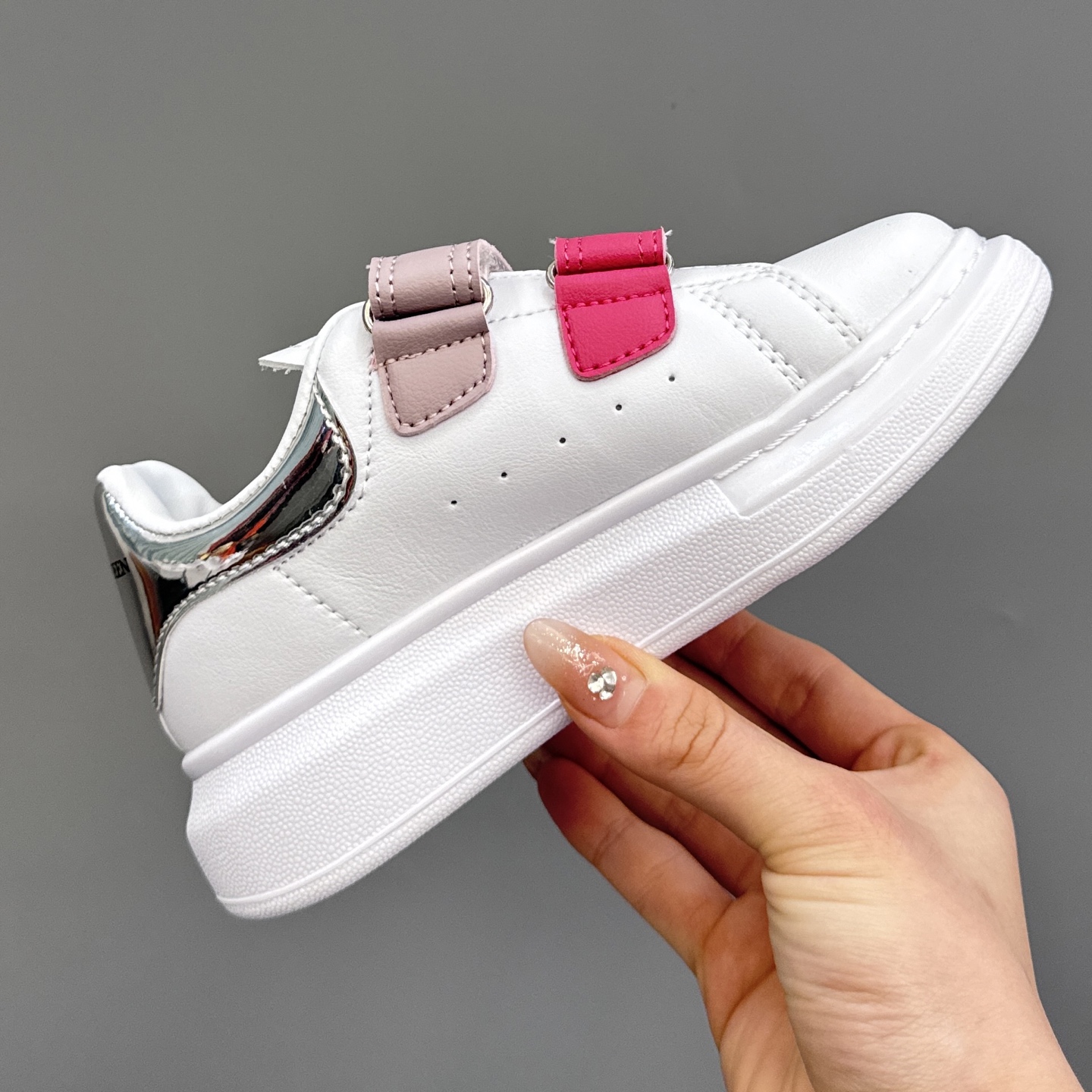 图片[6]-麦昆新款儿童魔术贴板鞋 尺码：25-37码 经典麦昆小白鞋🆕 百搭又时尚🆒 魔术贴设计，穿脱超方便✔️ 优质皮料，超级好打理✌🏻-选品中心