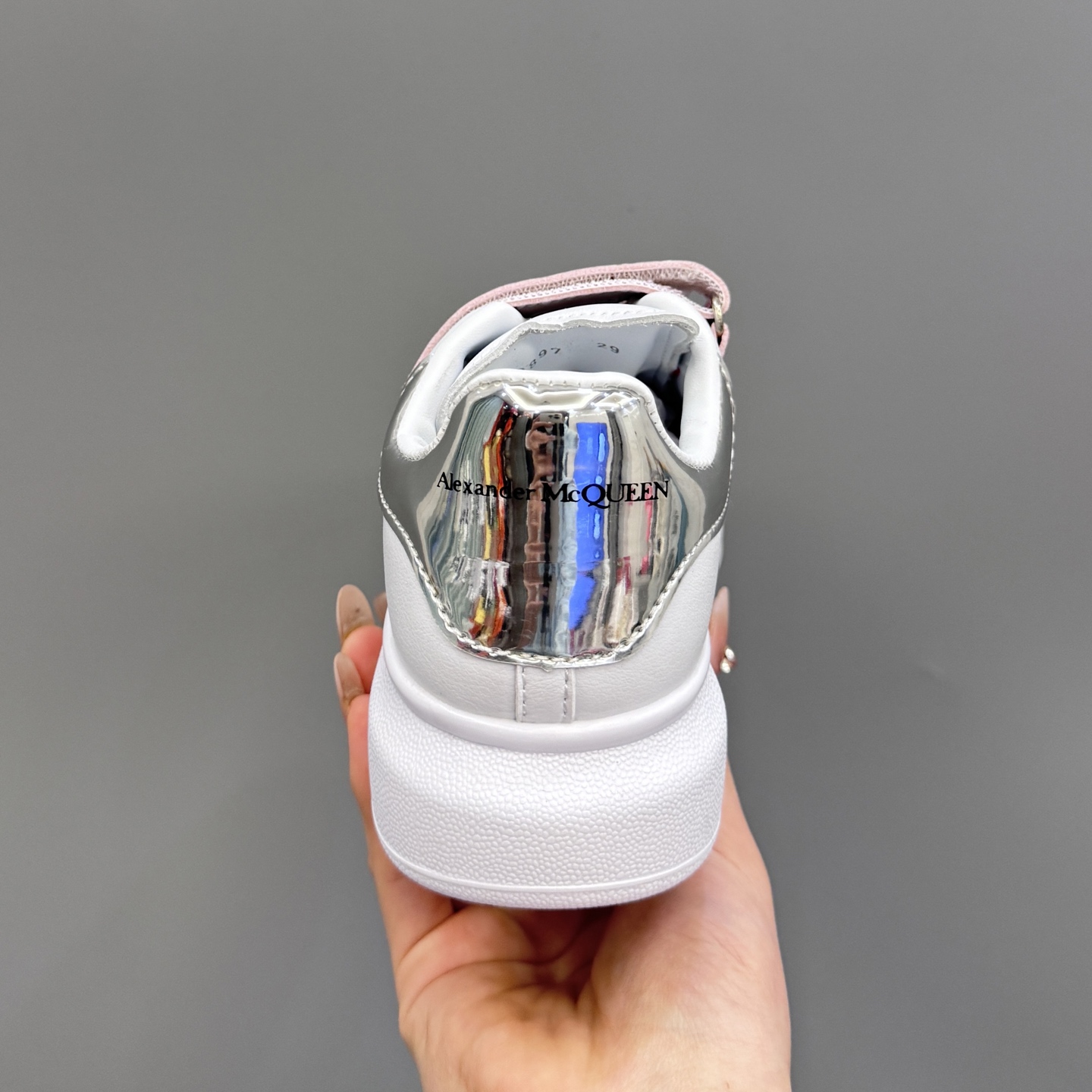 图片[8]-麦昆新款儿童魔术贴板鞋 尺码：25-37码 经典麦昆小白鞋🆕 百搭又时尚🆒 魔术贴设计，穿脱超方便✔️ 优质皮料，超级好打理✌🏻-选品中心