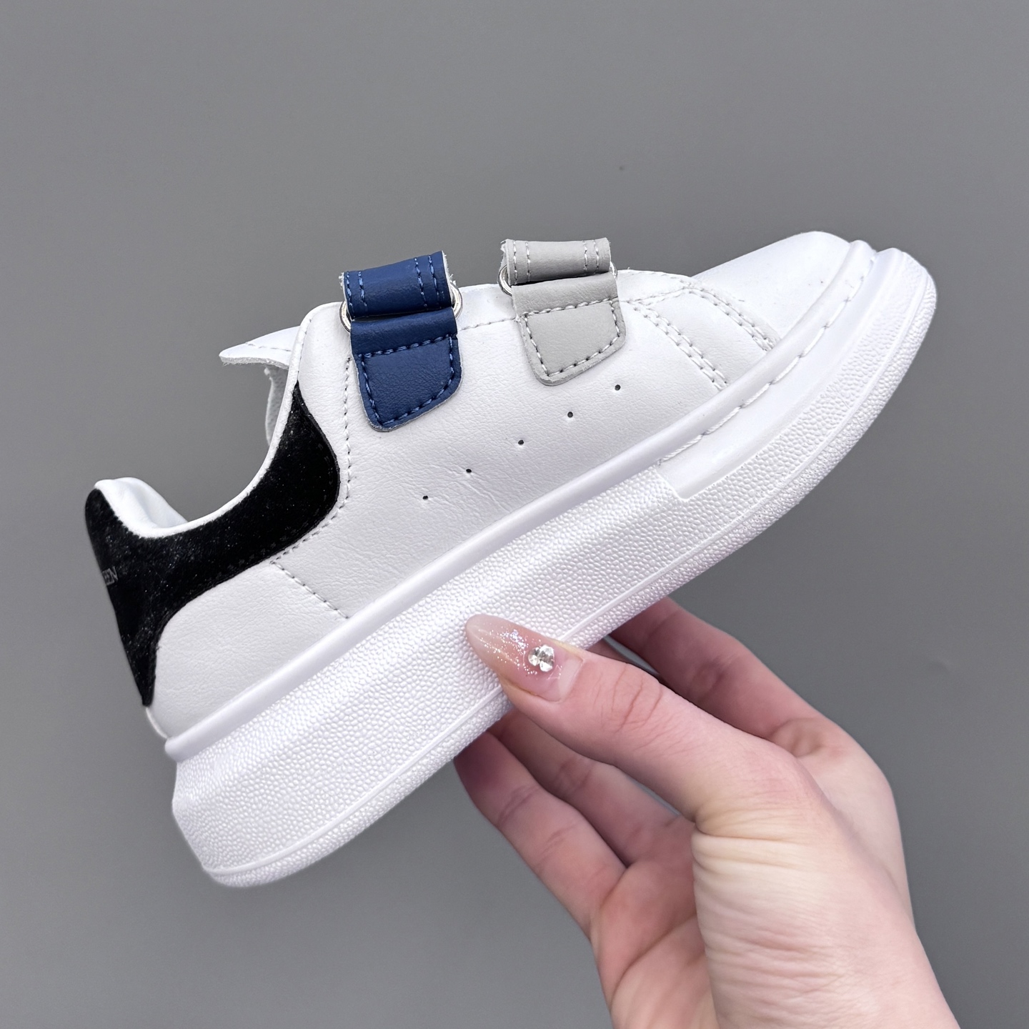 “McQueen’s Fashionable Magic Stickers for Kids: Easy-to-Wear Leather in Sizes 25-37” - 图片 6